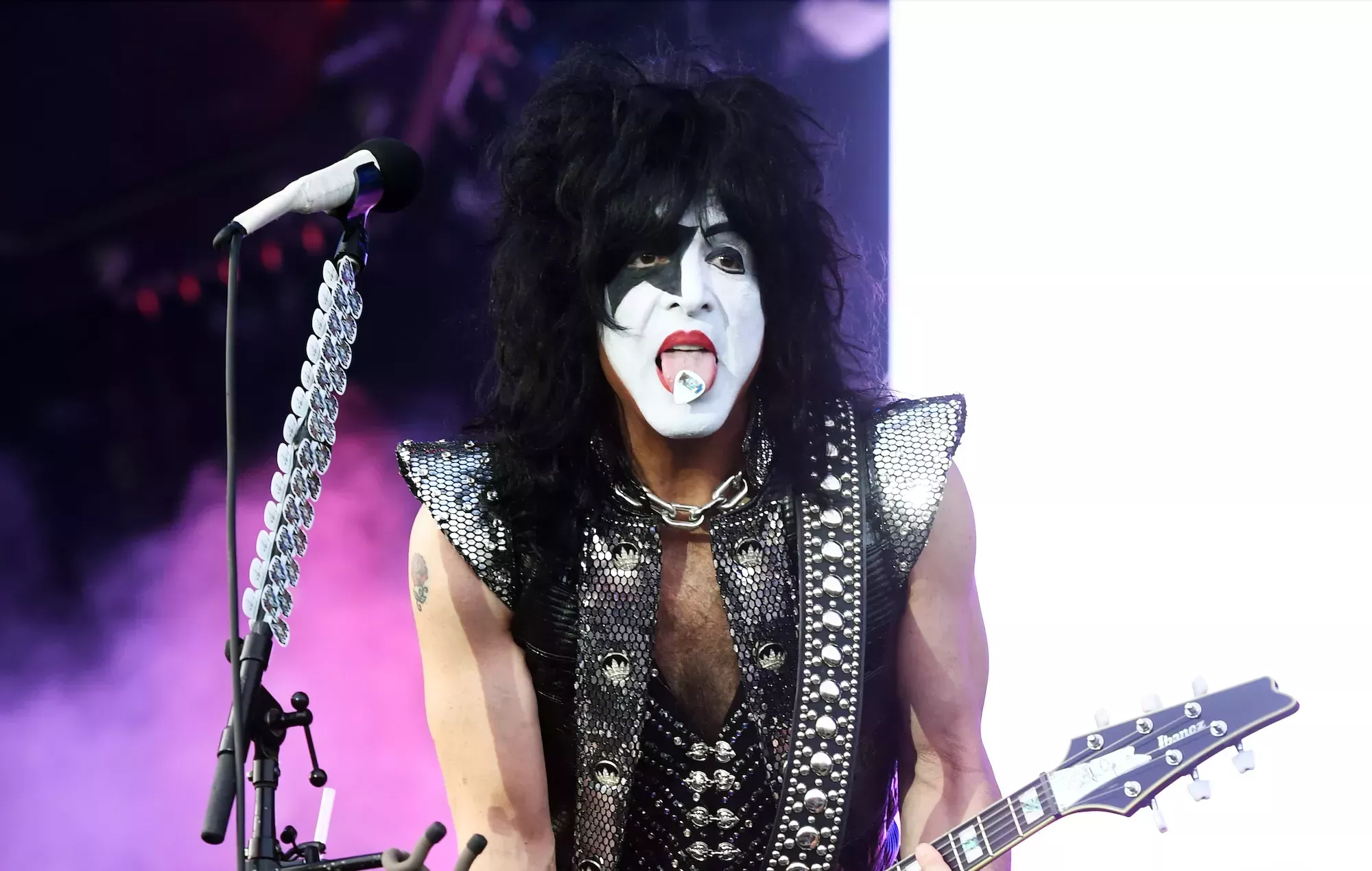 Paul Stanley, de KISS, criticado por calificar la cirugía de reasignación de sexo infantil de 