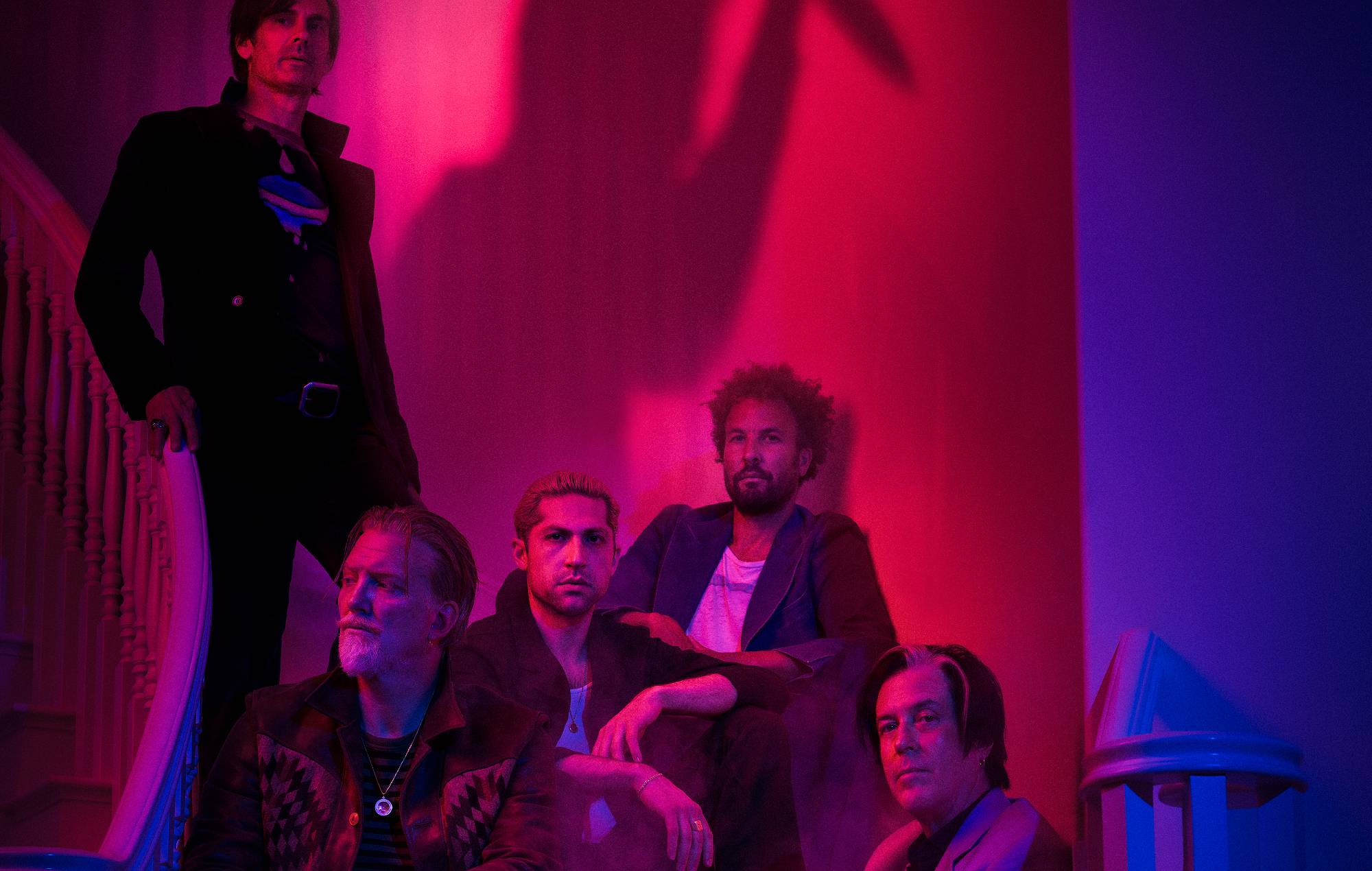 Queens Of The Stone Age anuncia nuevo álbum 'In Times New Roman' y comparte 'Emotion Sickness'