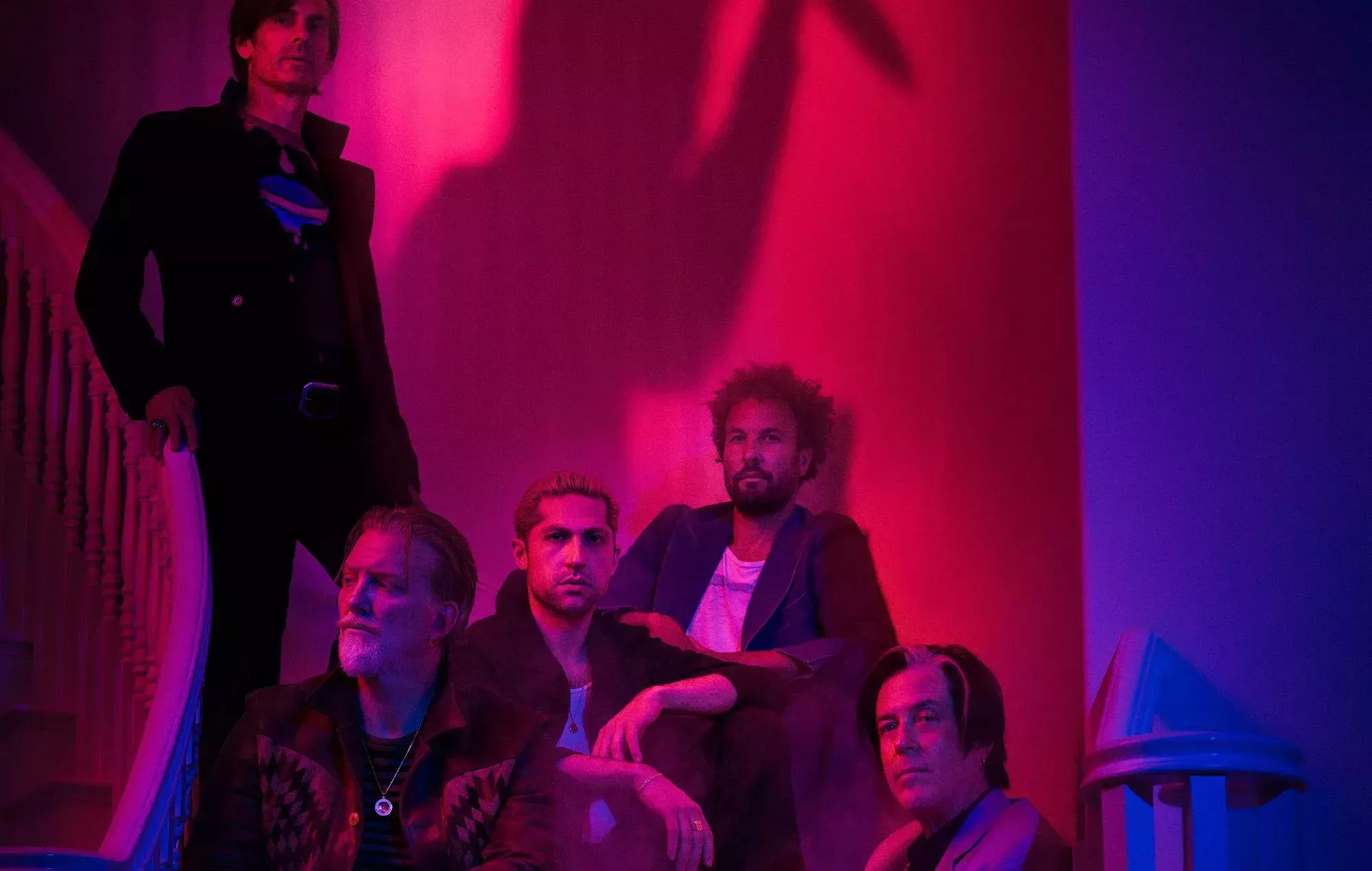 Queens Of The Stone Age anuncia nuevo álbum 'In Times New Roman' y comparte 'Emotion Sickness'