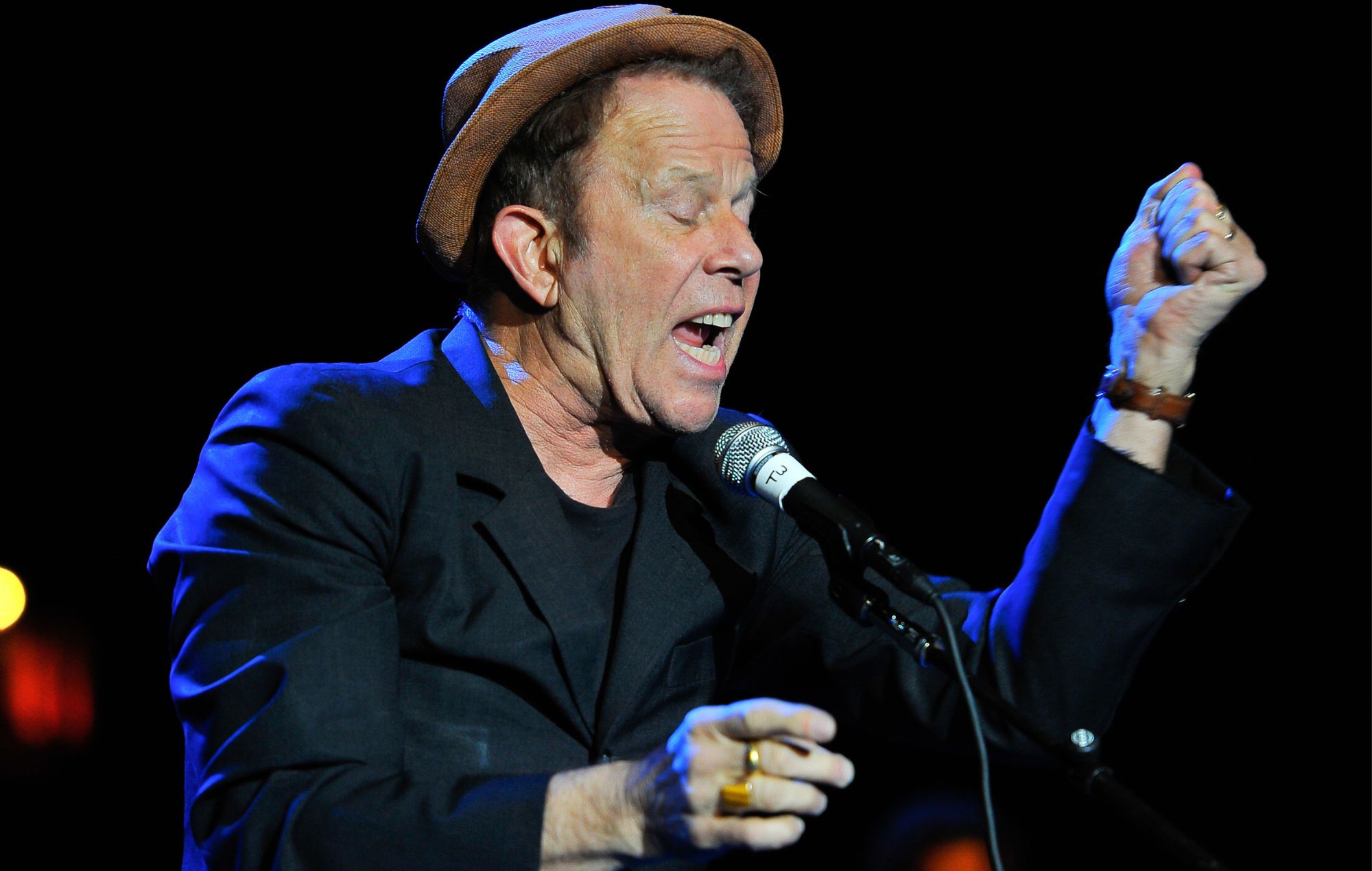 Se dice que Tom Waits "vuelve a escribir"