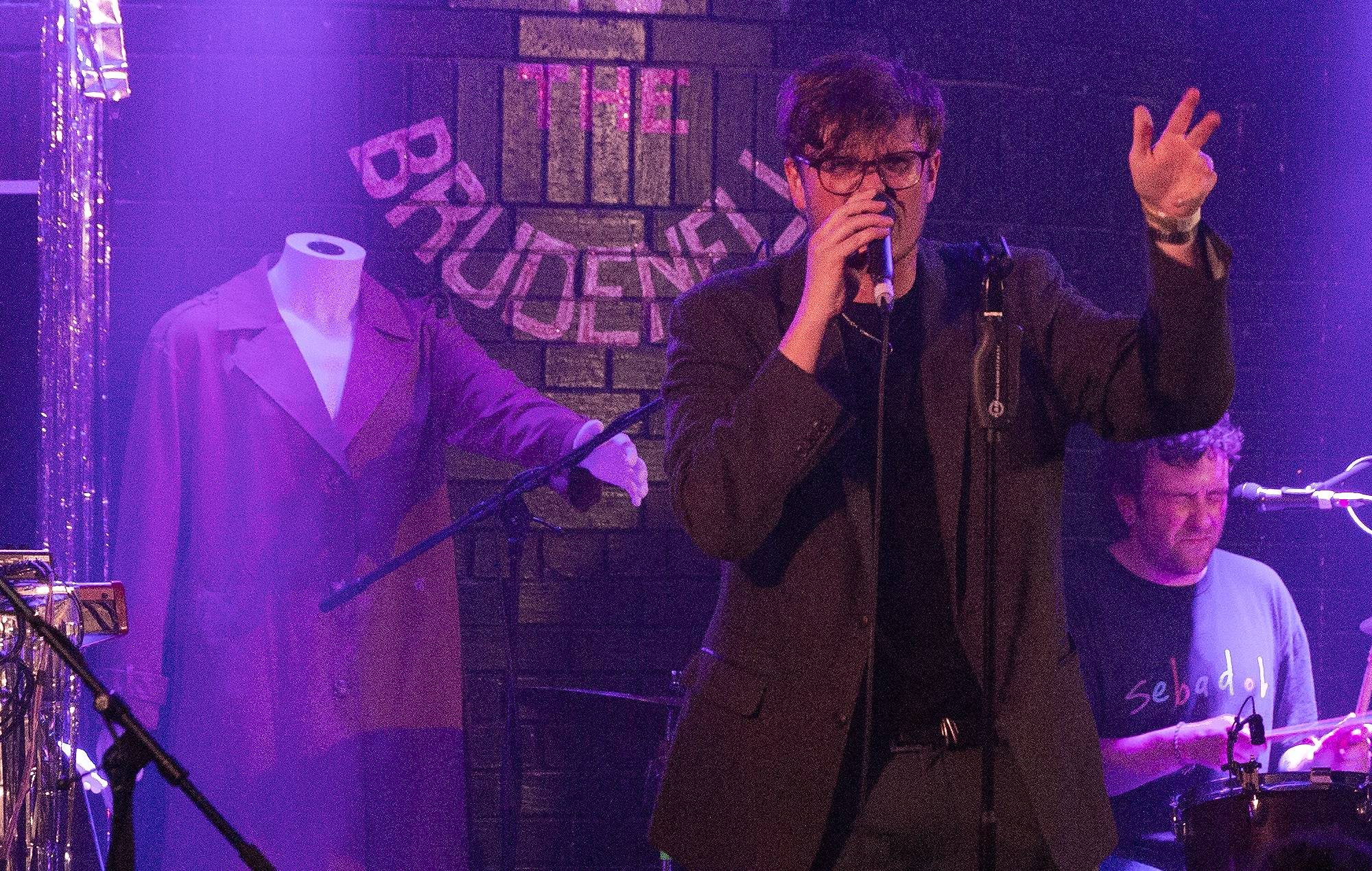 Yard Act habla de su nuevo single "Trench Coat Museum" y de su próximo álbum