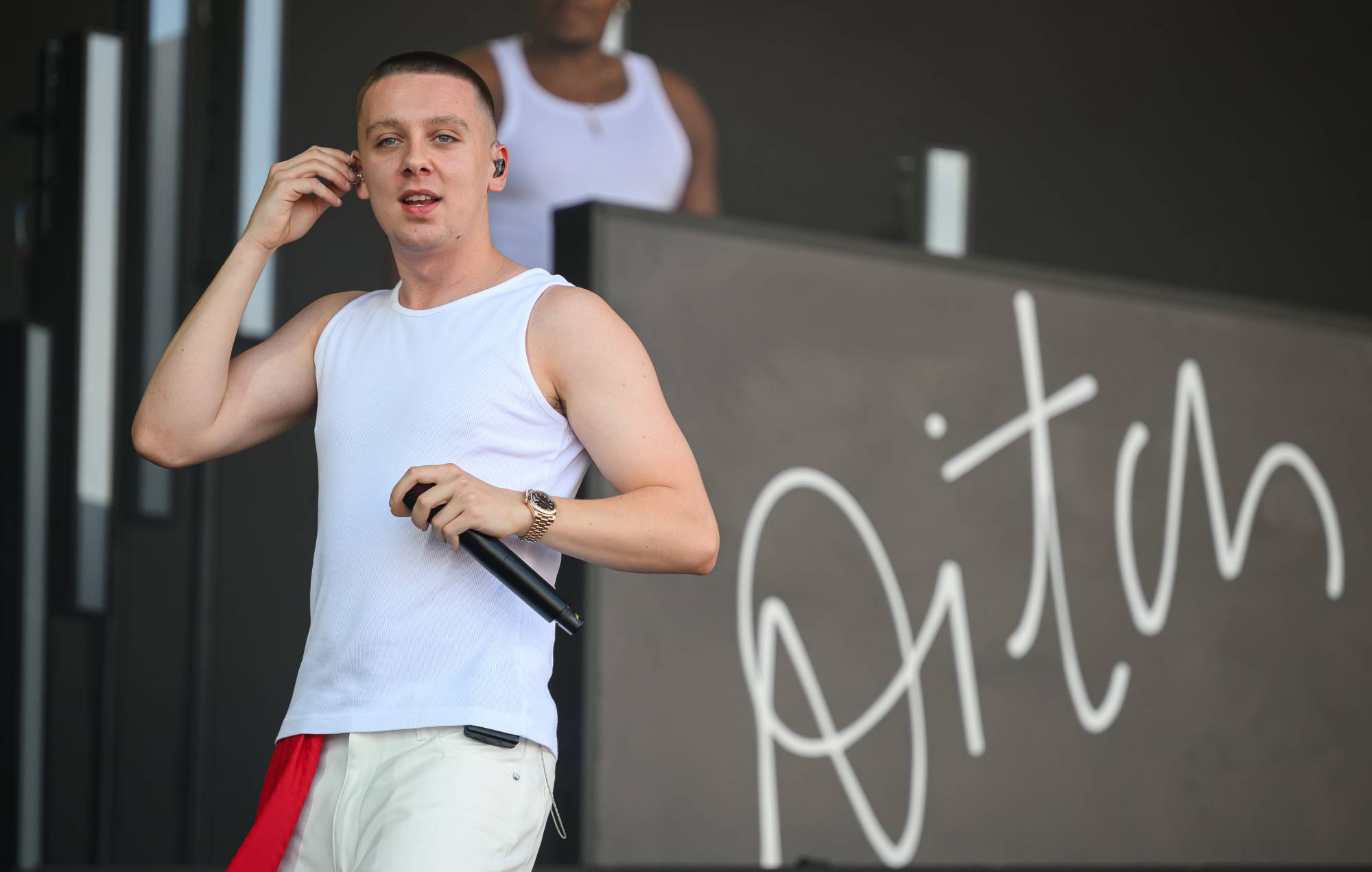 Aitch filtra la nueva camiseta del Manchester United durante su actuación en Glastonbury 2023