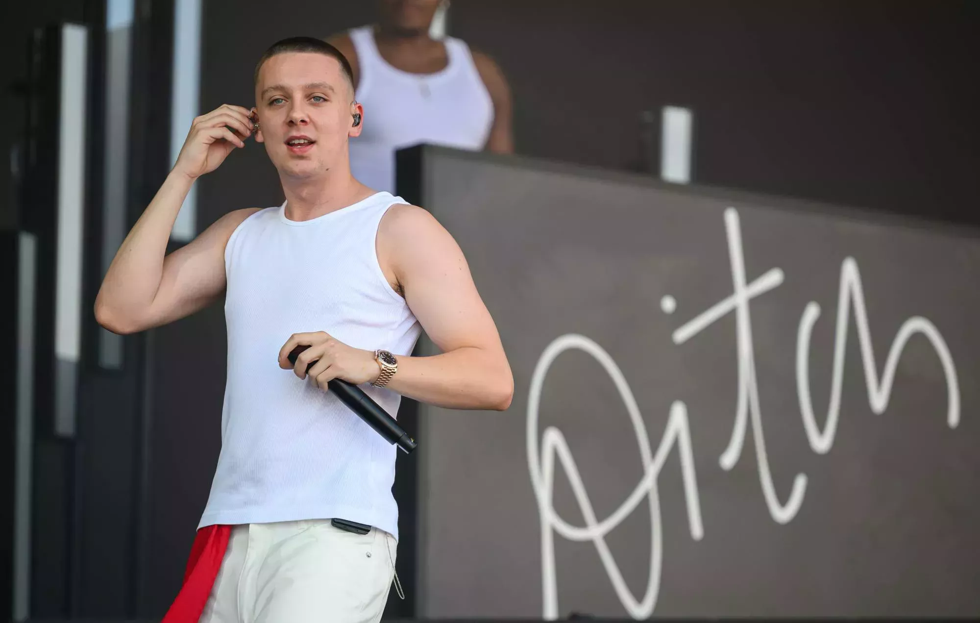 Aitch filtra la nueva camiseta del Manchester United durante su actuación en Glastonbury 2023