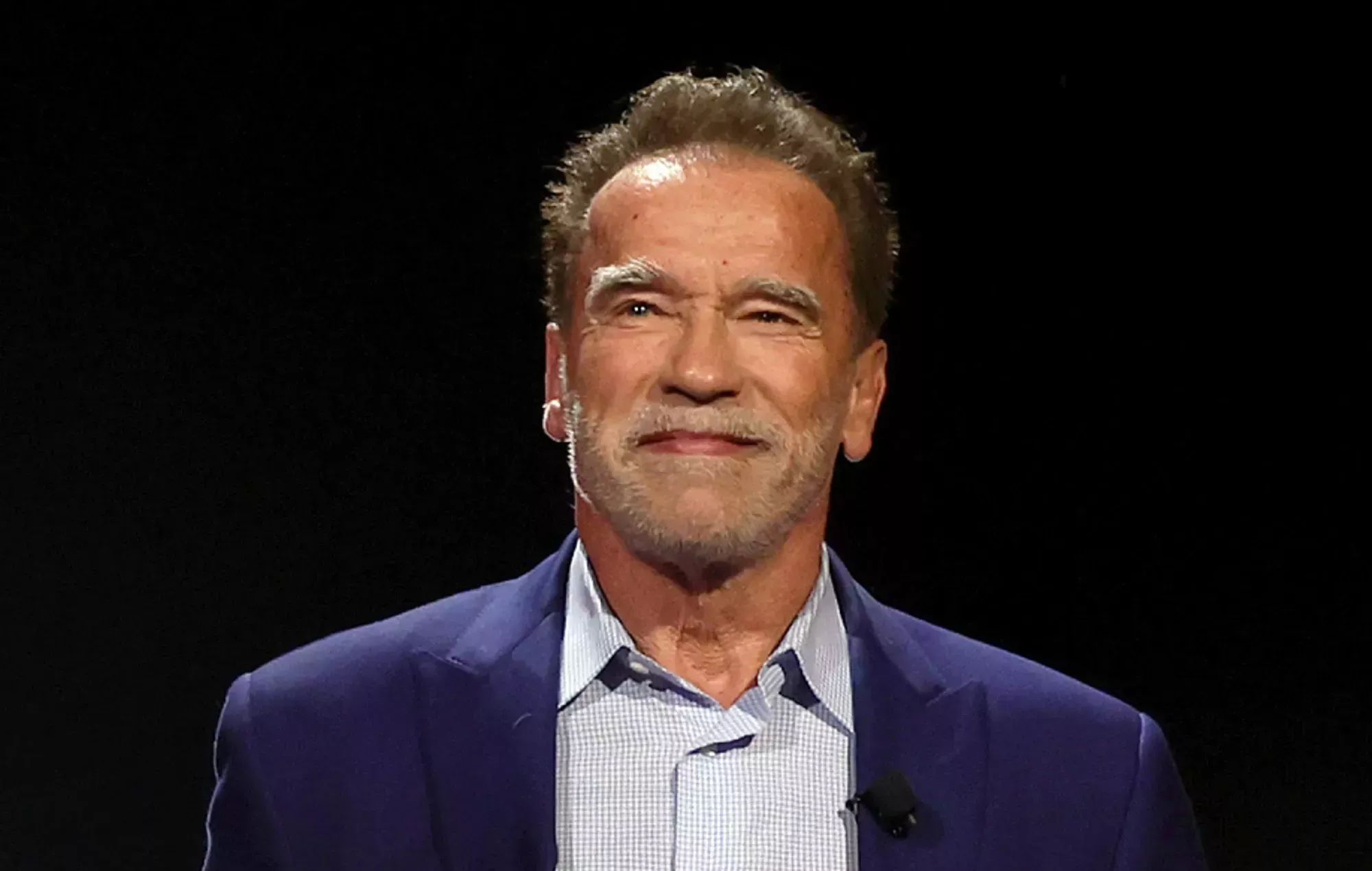 Arnold Schwarzenegger dice que los abusos de su padre nazi causaron la muerte de su hermano