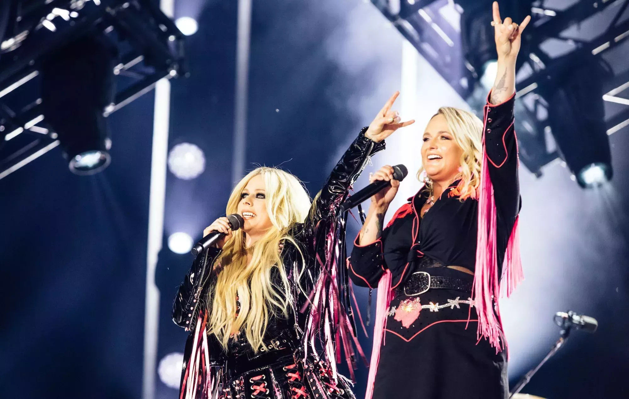 Avril Lavigne y Miranda Lambert interpretan 'Sk8er Boi' en el CMA Fest