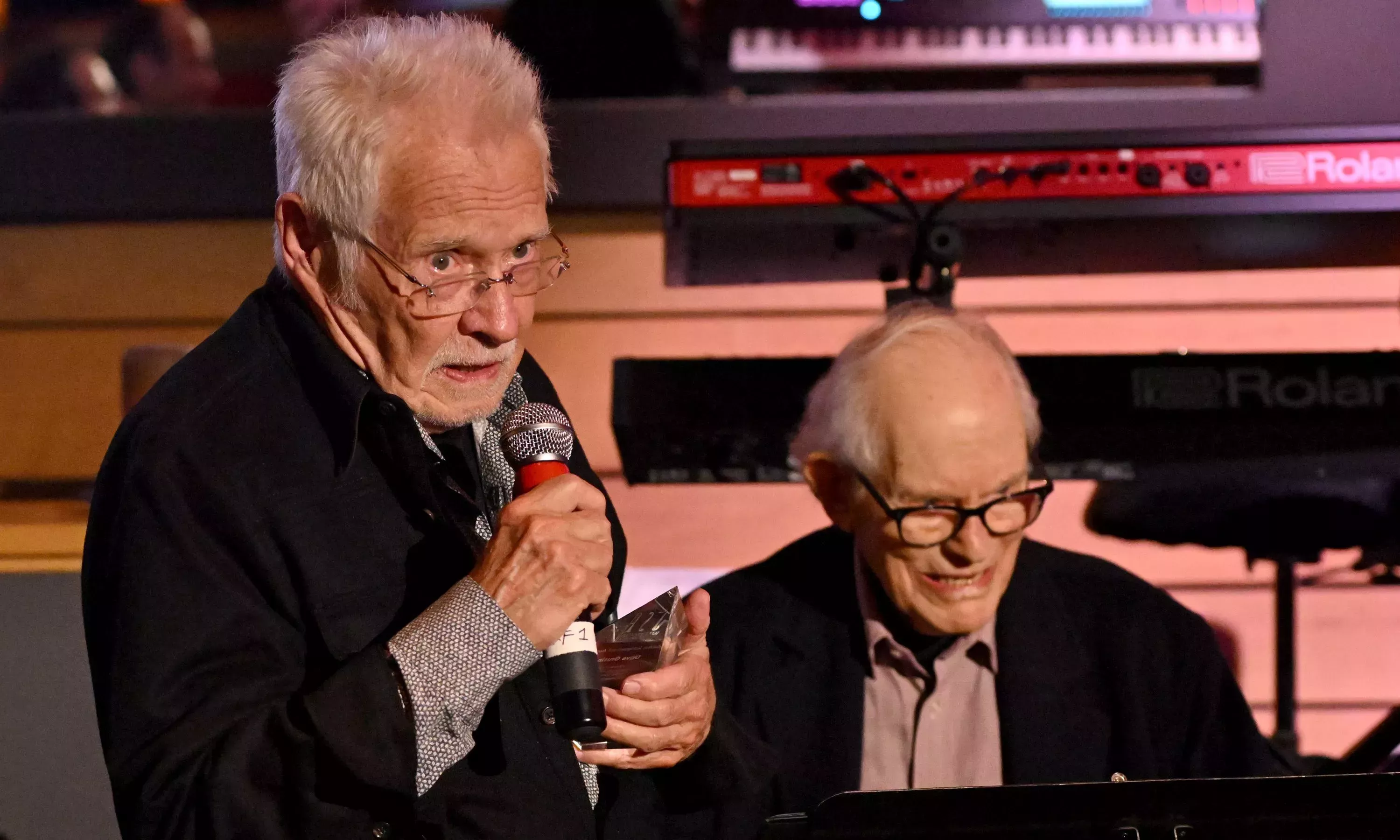 

	
		Dave Grusin, Charles Lloyd y Clarence Avant, agasajados en una gala benéfica de la Jazz Foundation of America en Los Ángeles.
	
	