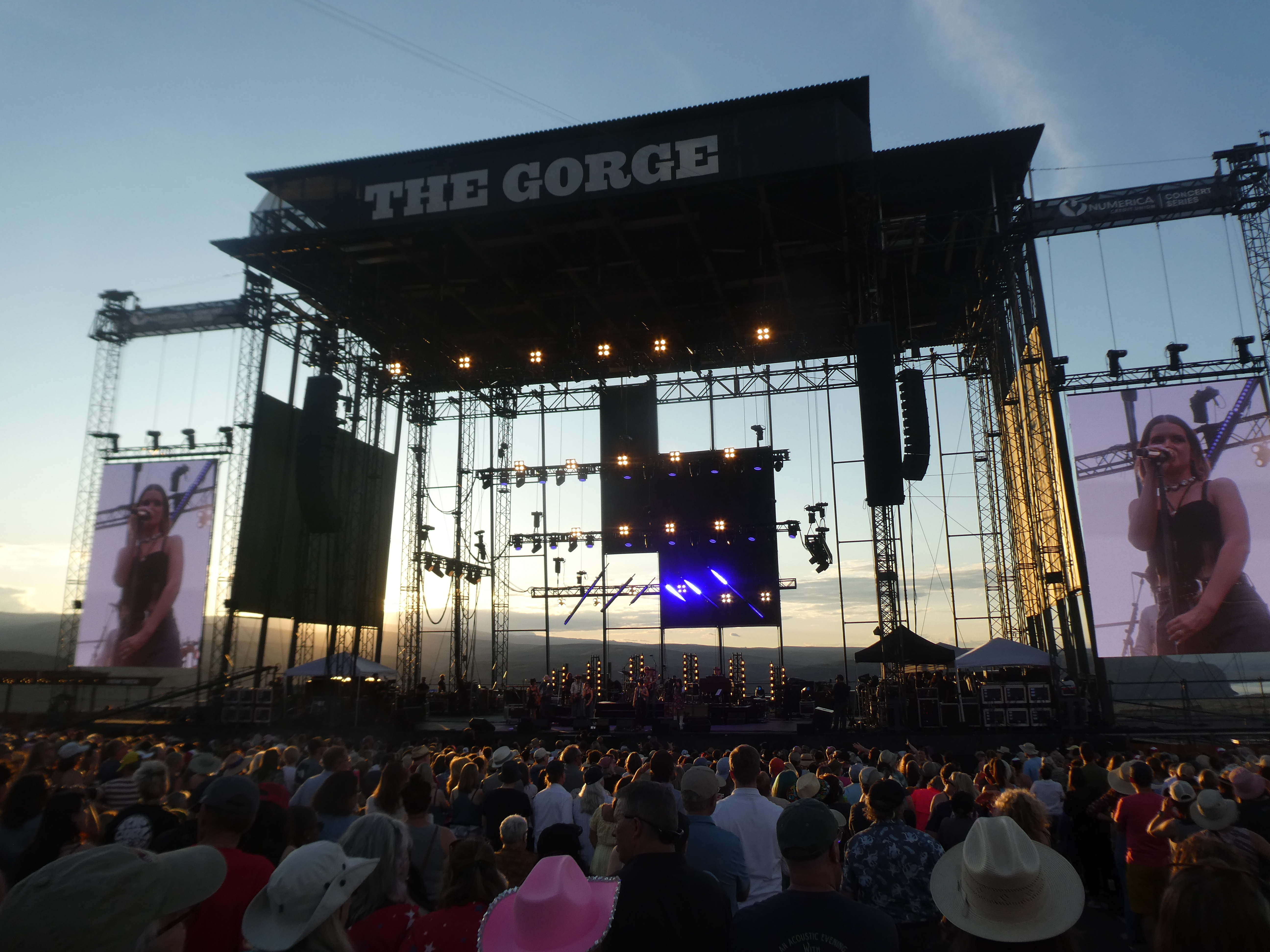 

	
		Dos muertos y tres heridos al abrir fuego un tirador a las afueras del desfiladero de Washington; se cancela el segundo día del festival EDM
	
	