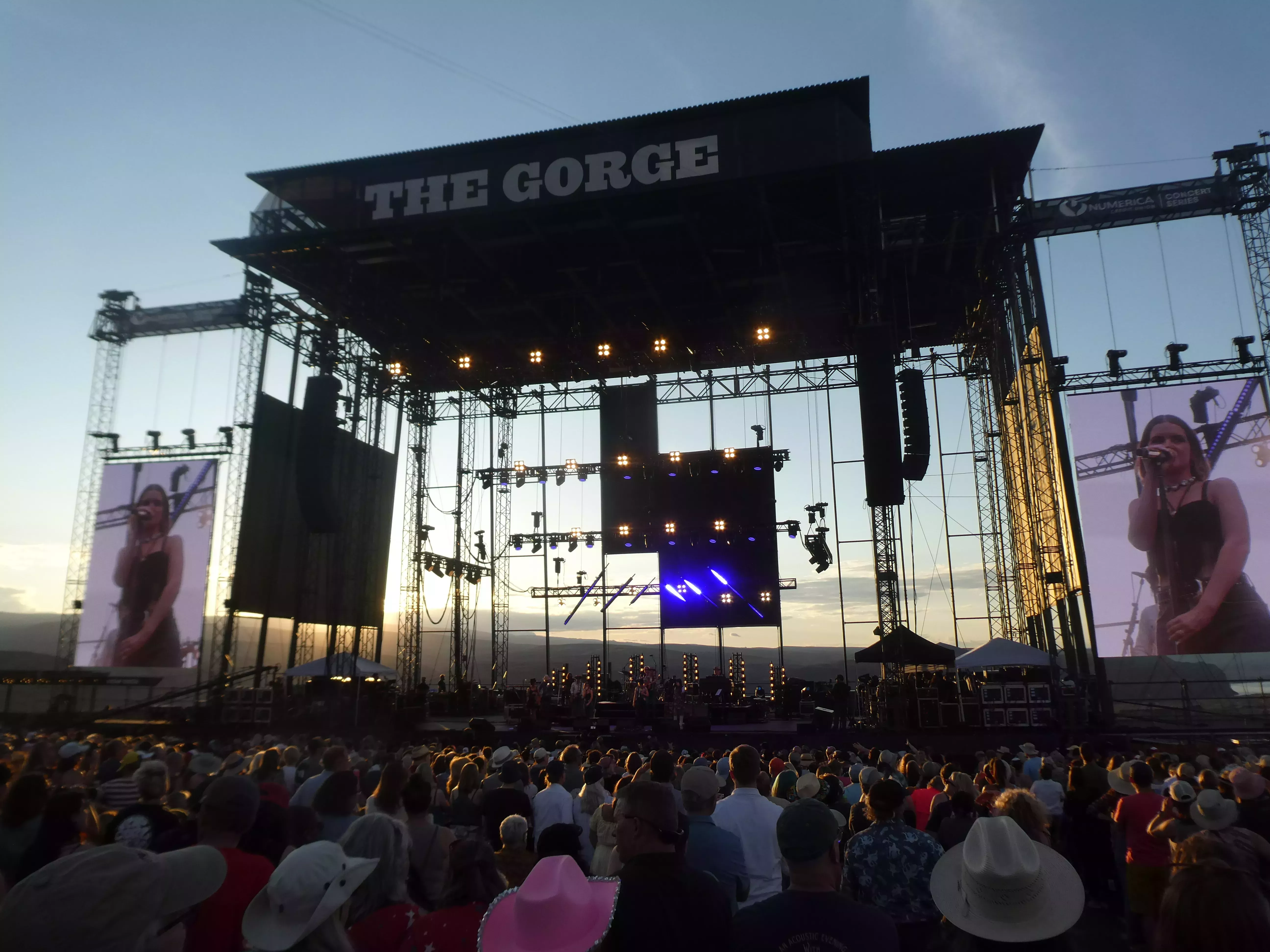 

	
		Dos muertos y tres heridos al abrir fuego un tirador a las afueras del desfiladero de Washington; se cancela el segundo día del festival EDM
	
	