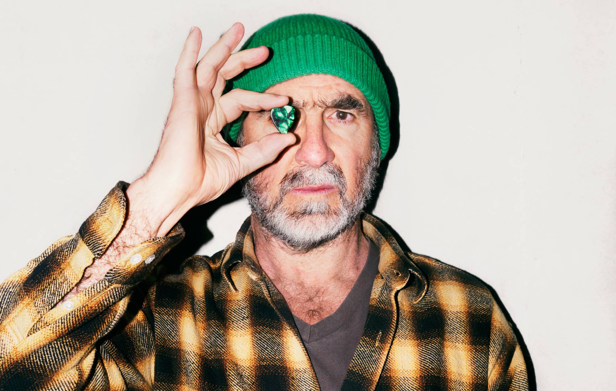 Éric Cantona lanza su primer single, "The Friends We Lost" ("Los amigos que perdimos")