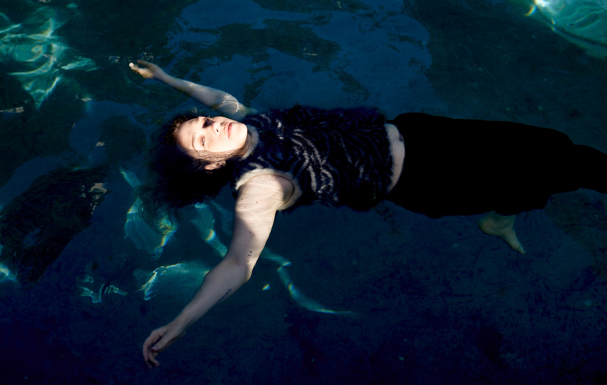 Escucha la lista de reproducción playera de Blondshell para acompañar a The Cover