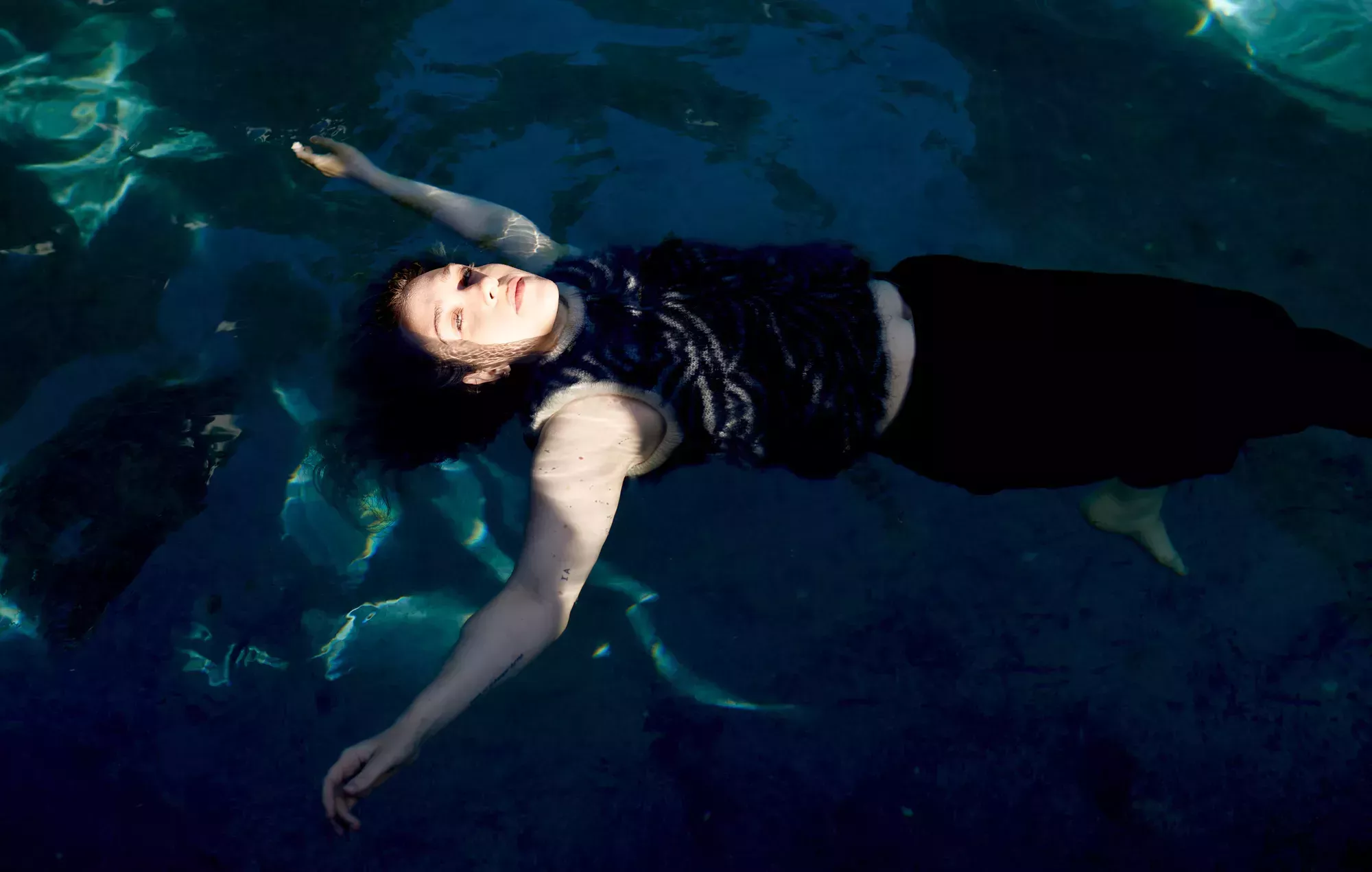 Escucha la lista de reproducción playera de Blondshell para acompañar a The Cover