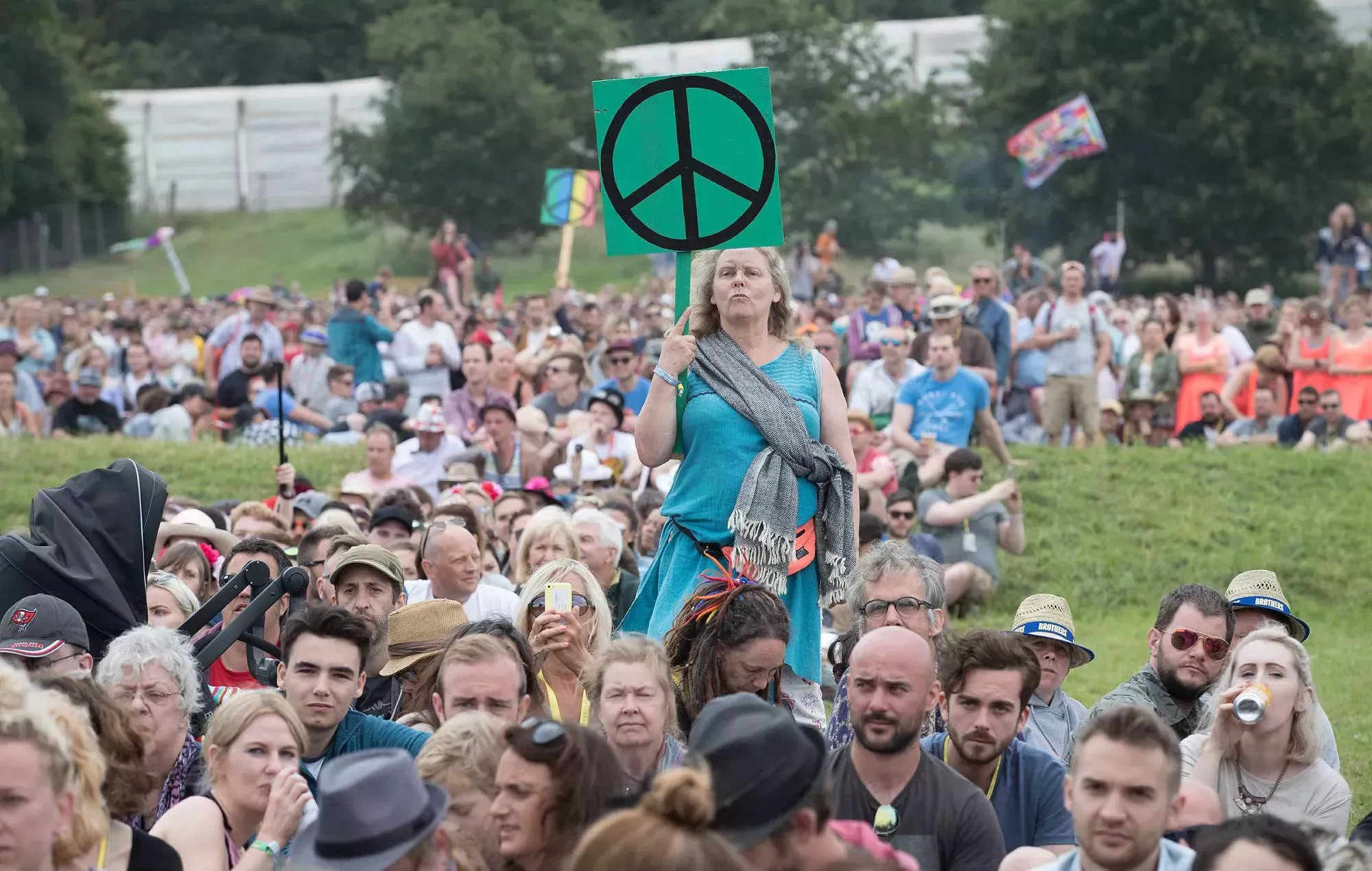 Glastonbury 2023: Se invita a los aficionados a formar un signo de la paz humano que bata todos los récords