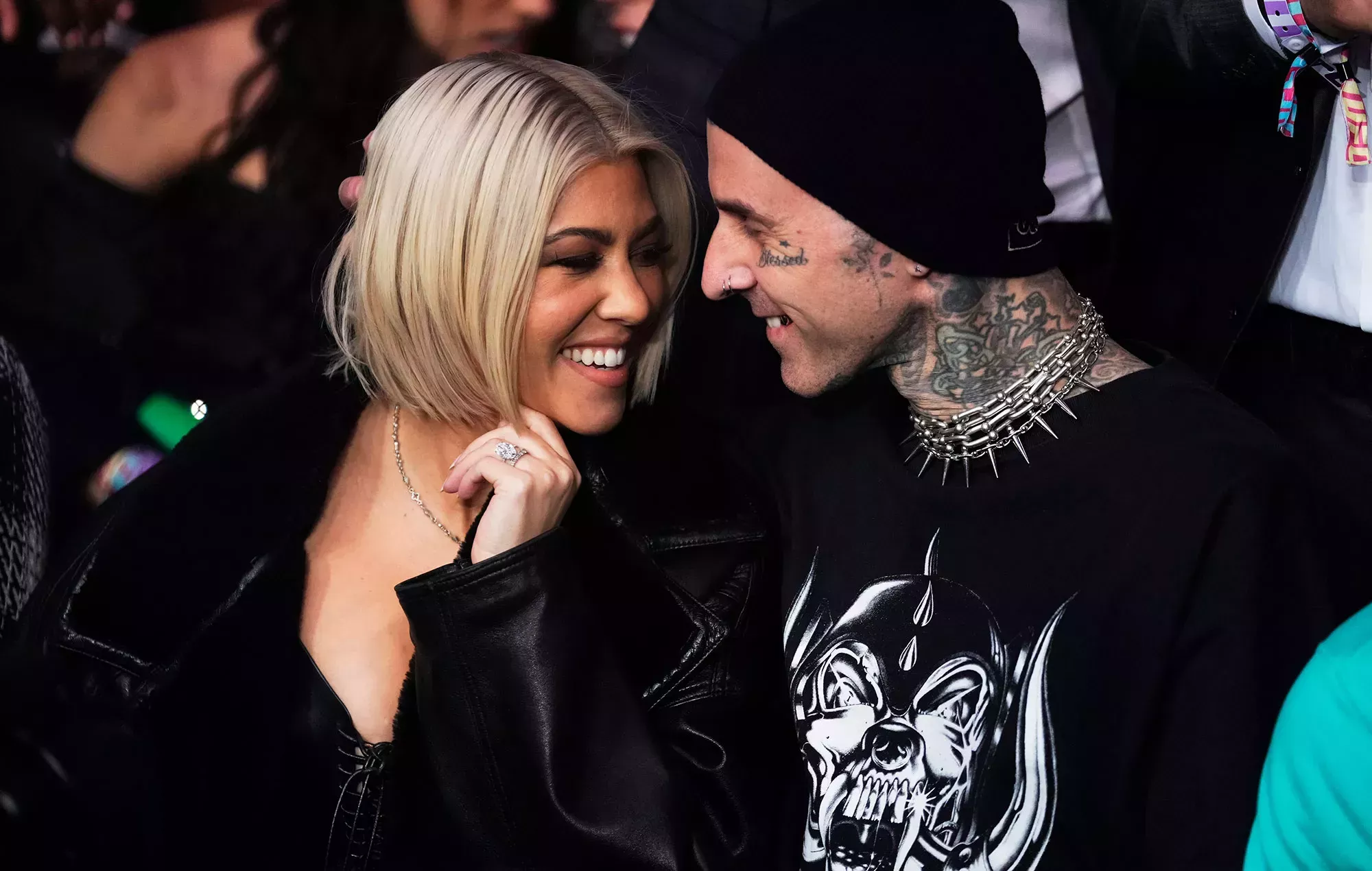 Kourtney Kardashian sostiene un cartel en un concierto de Blink-182 para decirle a Travis Barker que está embarazada