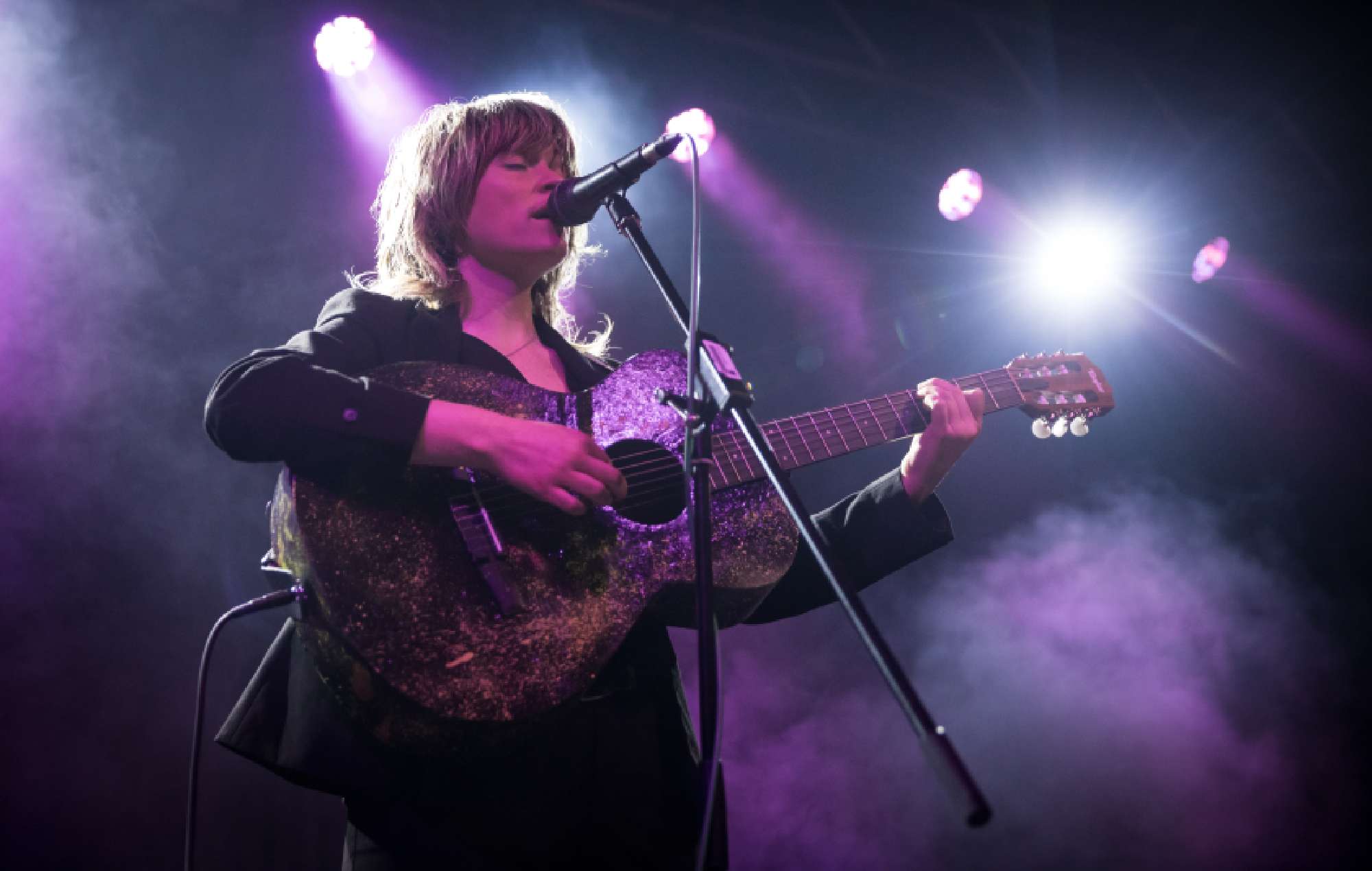 La BBC retira el vídeo de Billy Nomates en Glastonbury tras los insultos recibidos en Internet