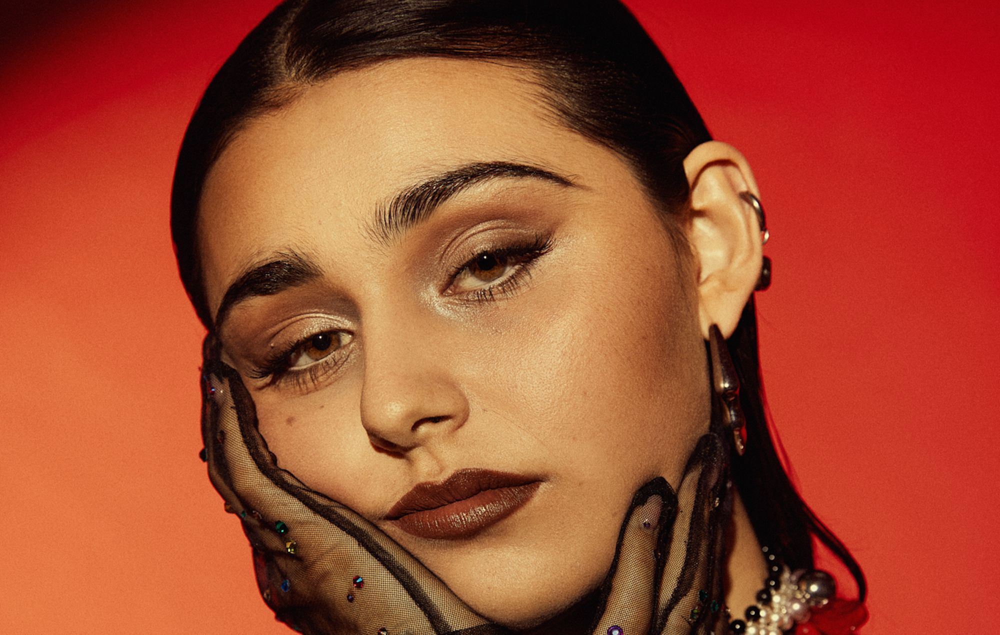 La estrella de Eurovisión Alessandra comparte su estridente nuevo single "Pretty Devil".