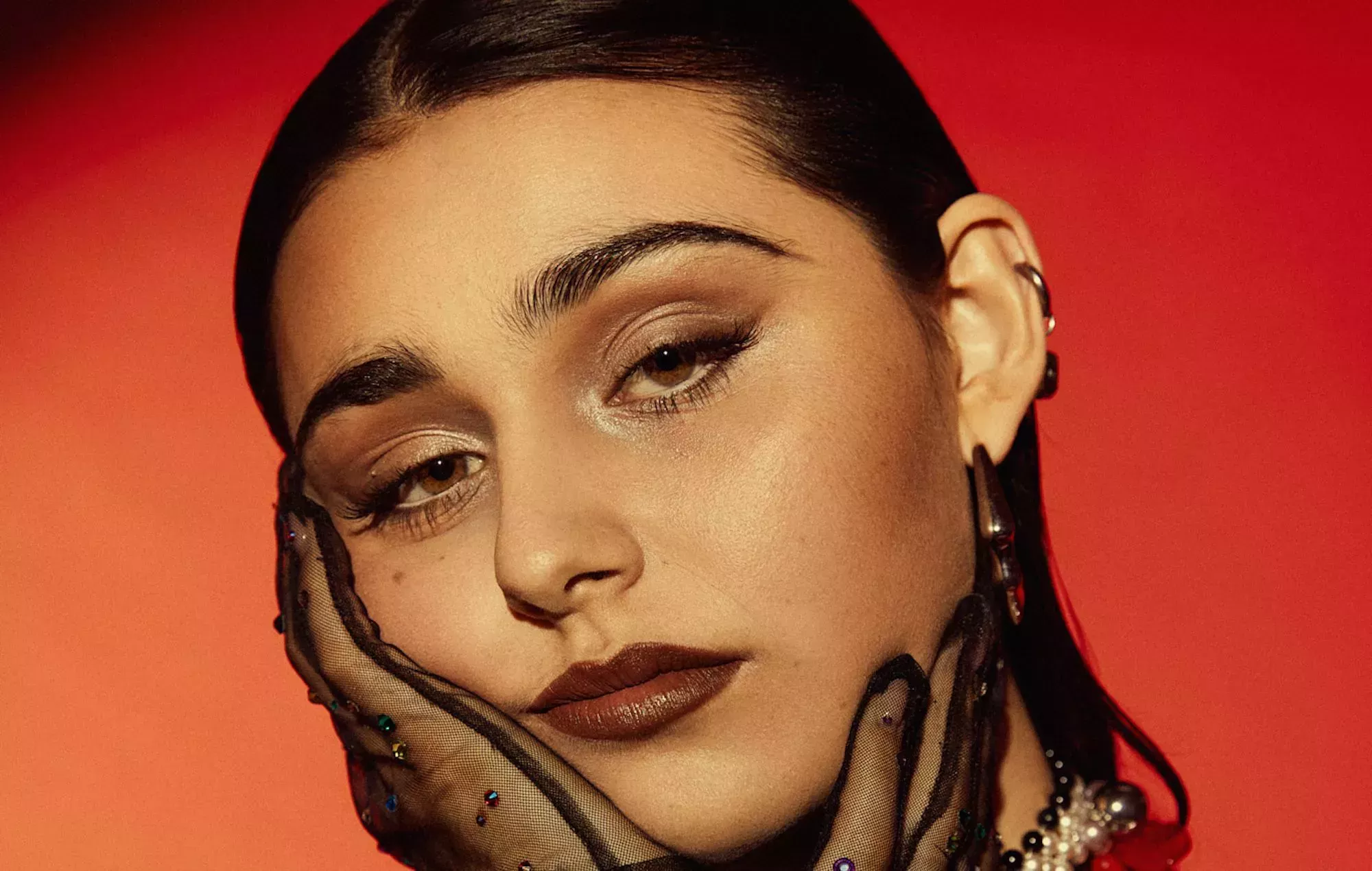 La estrella de Eurovisión Alessandra comparte su estridente nuevo single 