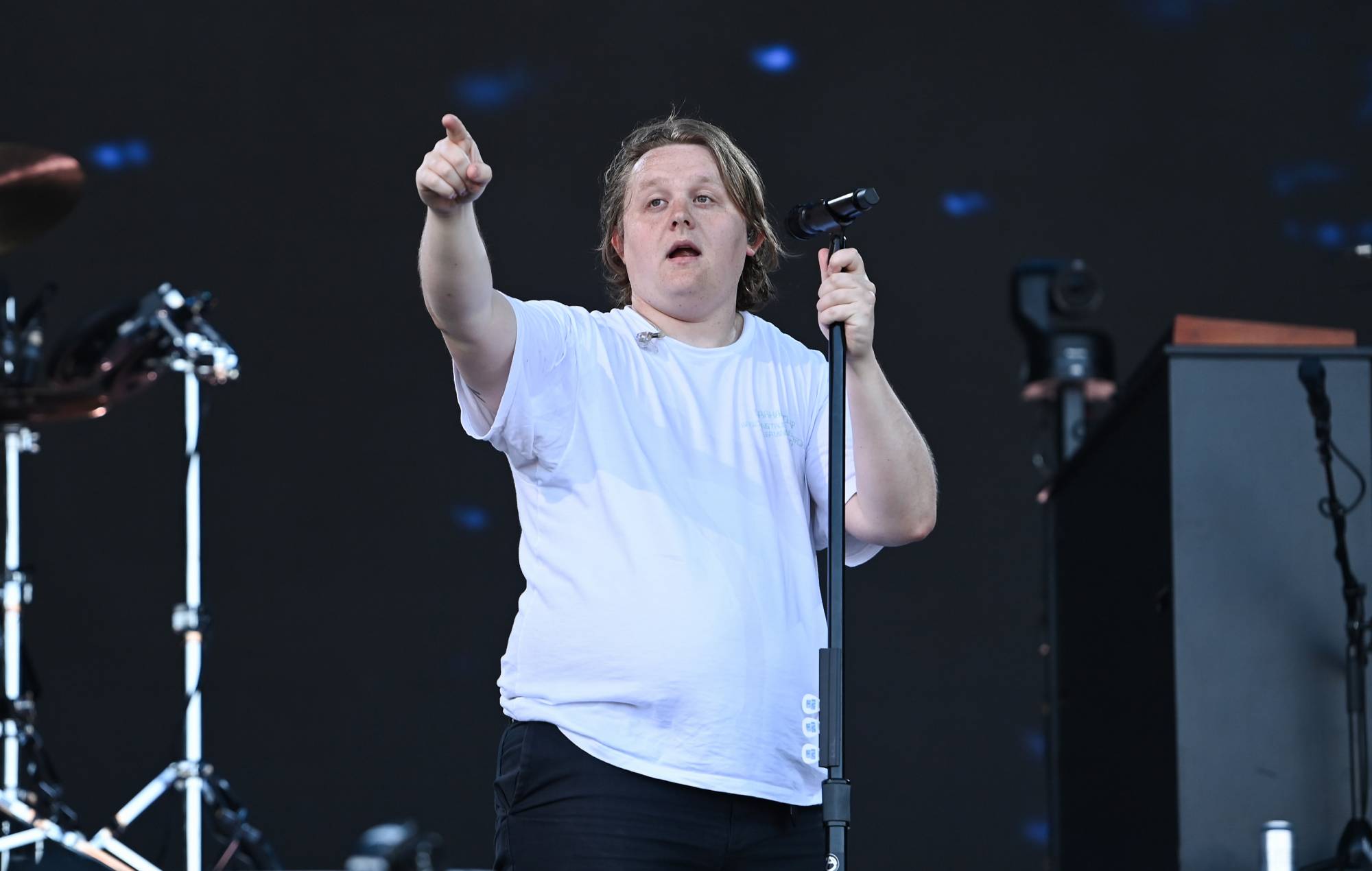 La madre de un adolescente con síndrome de Tourette califica de "increíblemente poderosa" la actuación de Lewis Capaldi en Glastonbury 2023