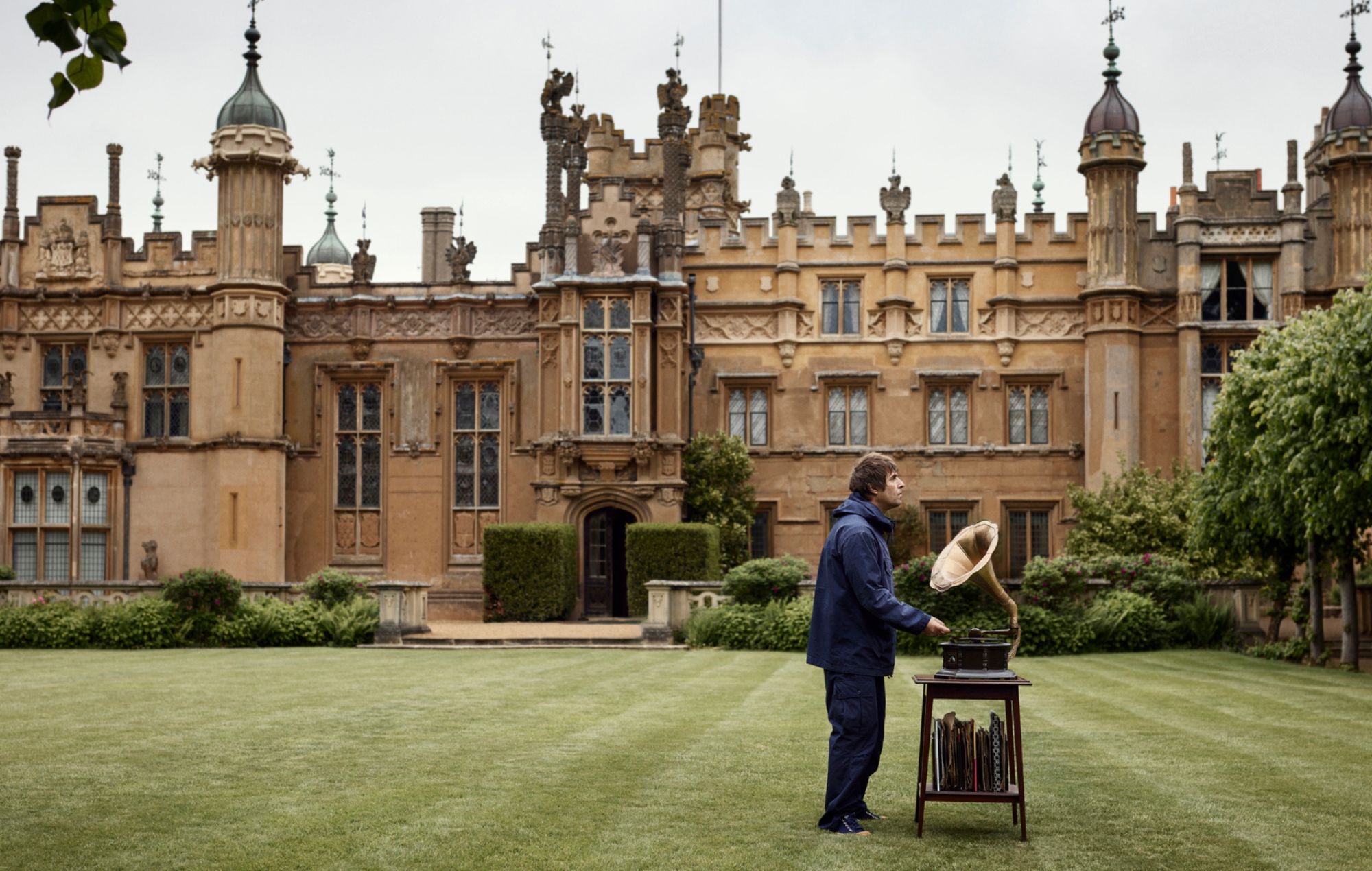Liam Gallagher anuncia un álbum en directo en Knebworth y comparte el vídeo de "Roll It Over