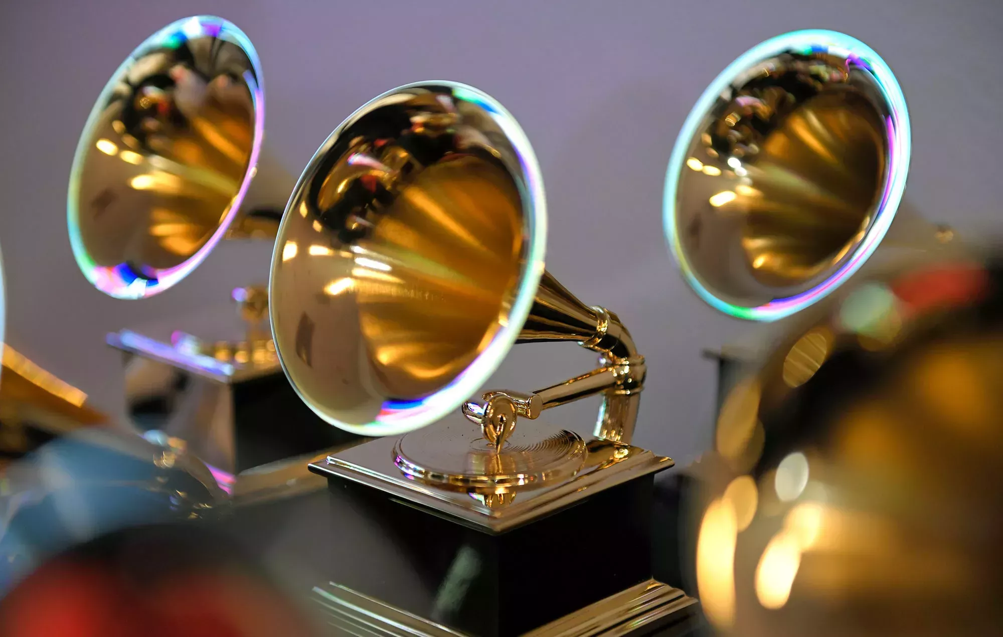 Los Grammy introducen una norma que prohíbe la música creada únicamente por IA