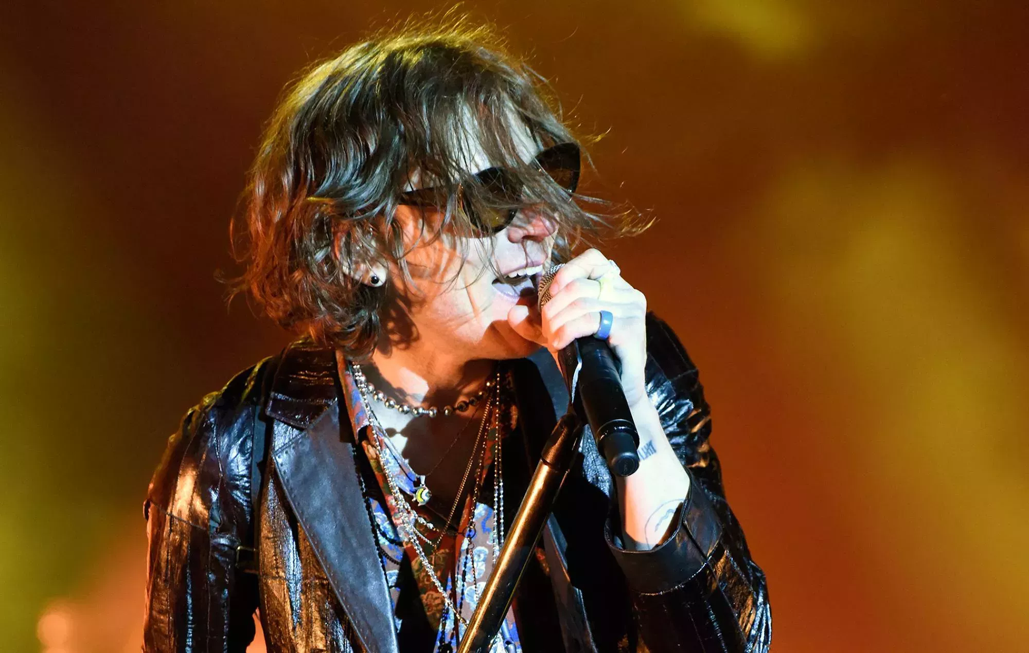 Matt Shultz, de Cage The Elephant, se declara inocente de un delito de tenencia ilícita de armas