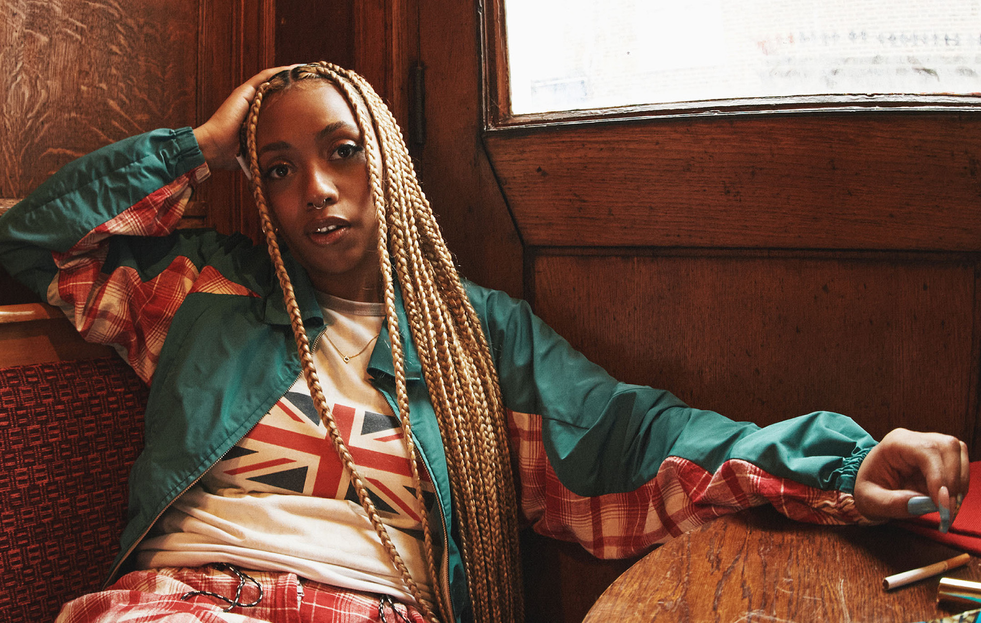 Nia Archives da la vuelta a 'Heads Will Roll' en su "espeluznante" nueva canción 'Off Wiv Ya Headz'