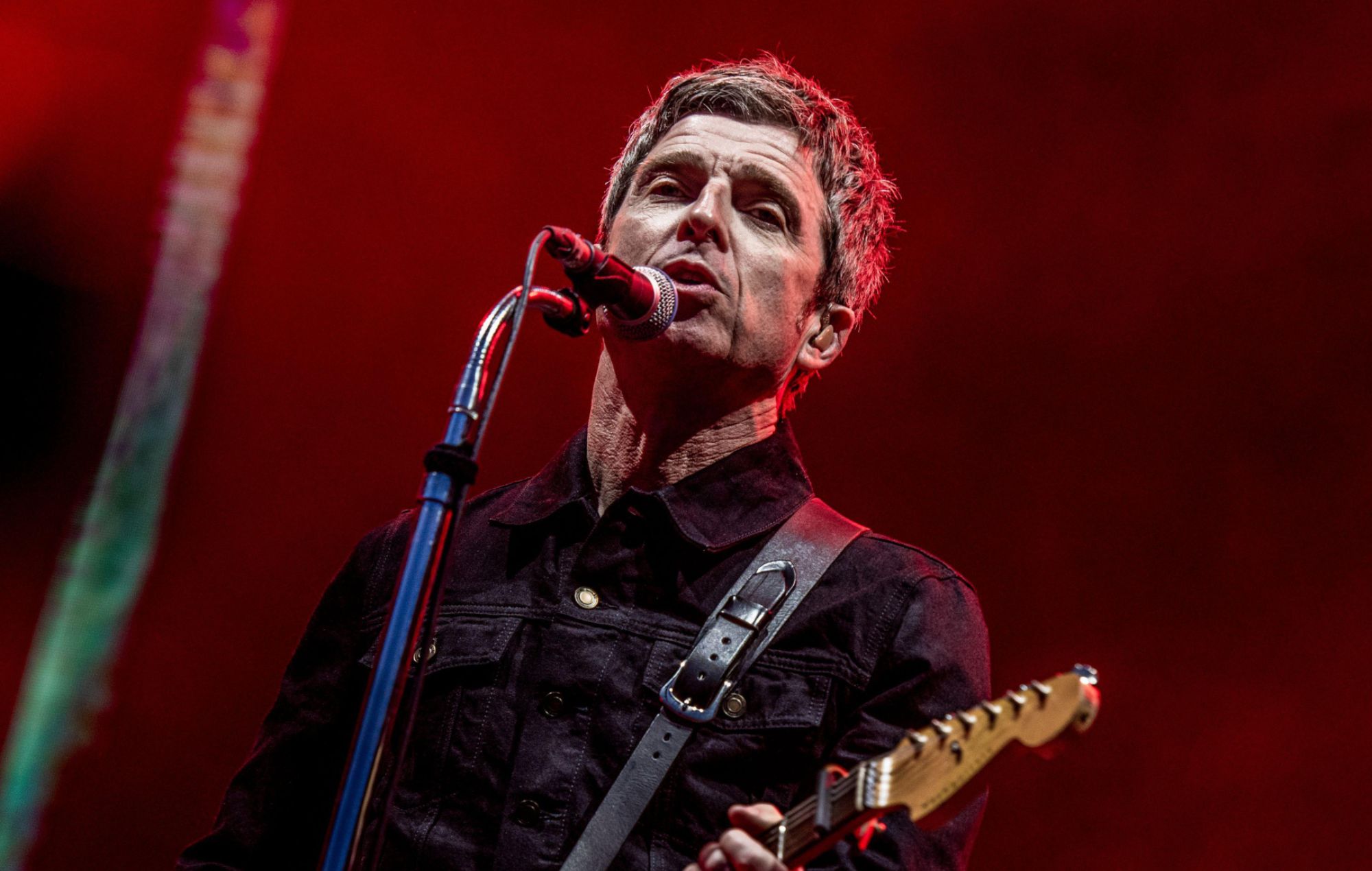 Noel Gallagher versiona "Love Will Tear Us Apart" de Joy Division