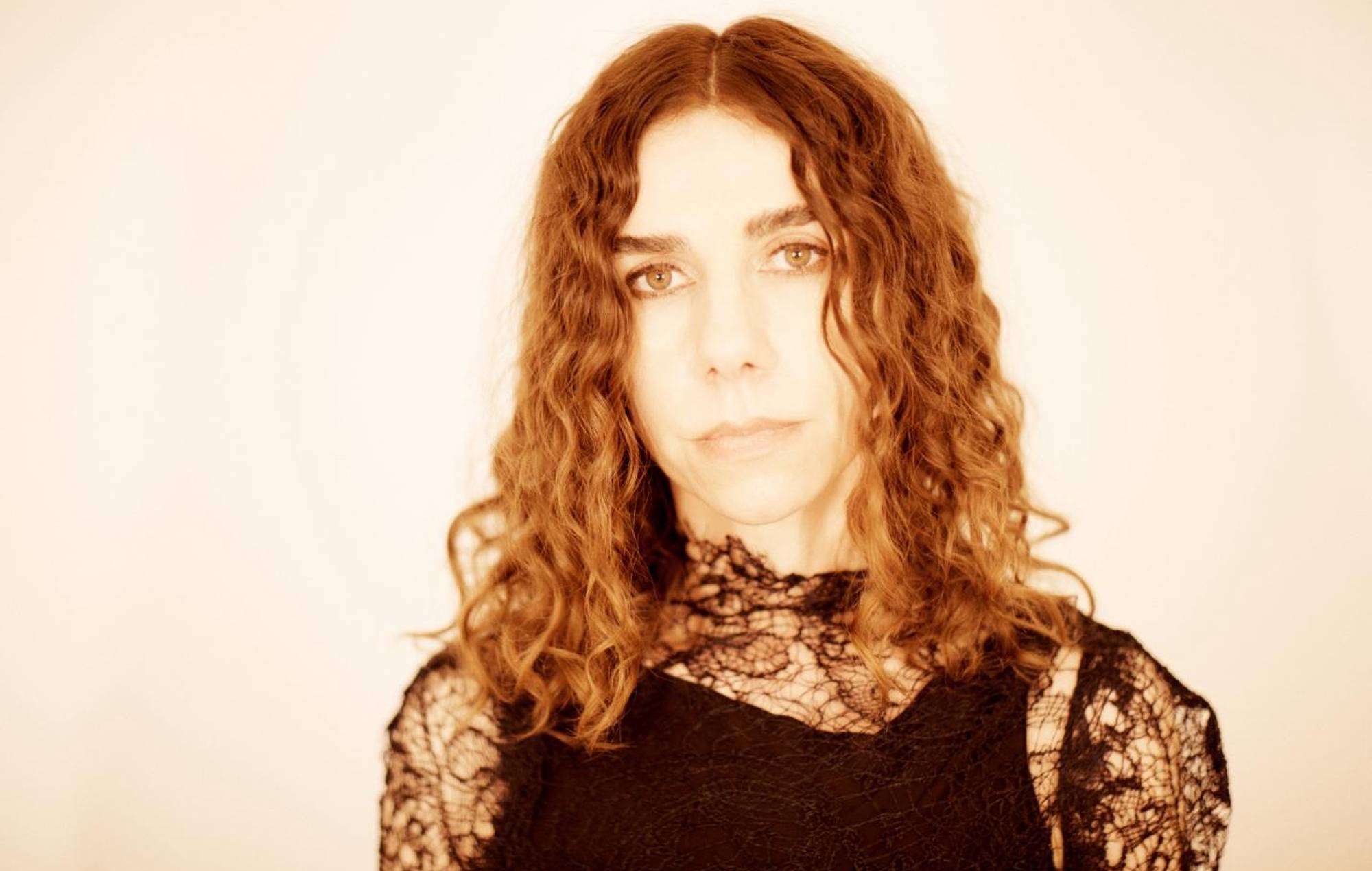 PJ Harvey comparte el single 'I Inside the Old I Dying' y anuncia gira por el Reino Unido y Europa