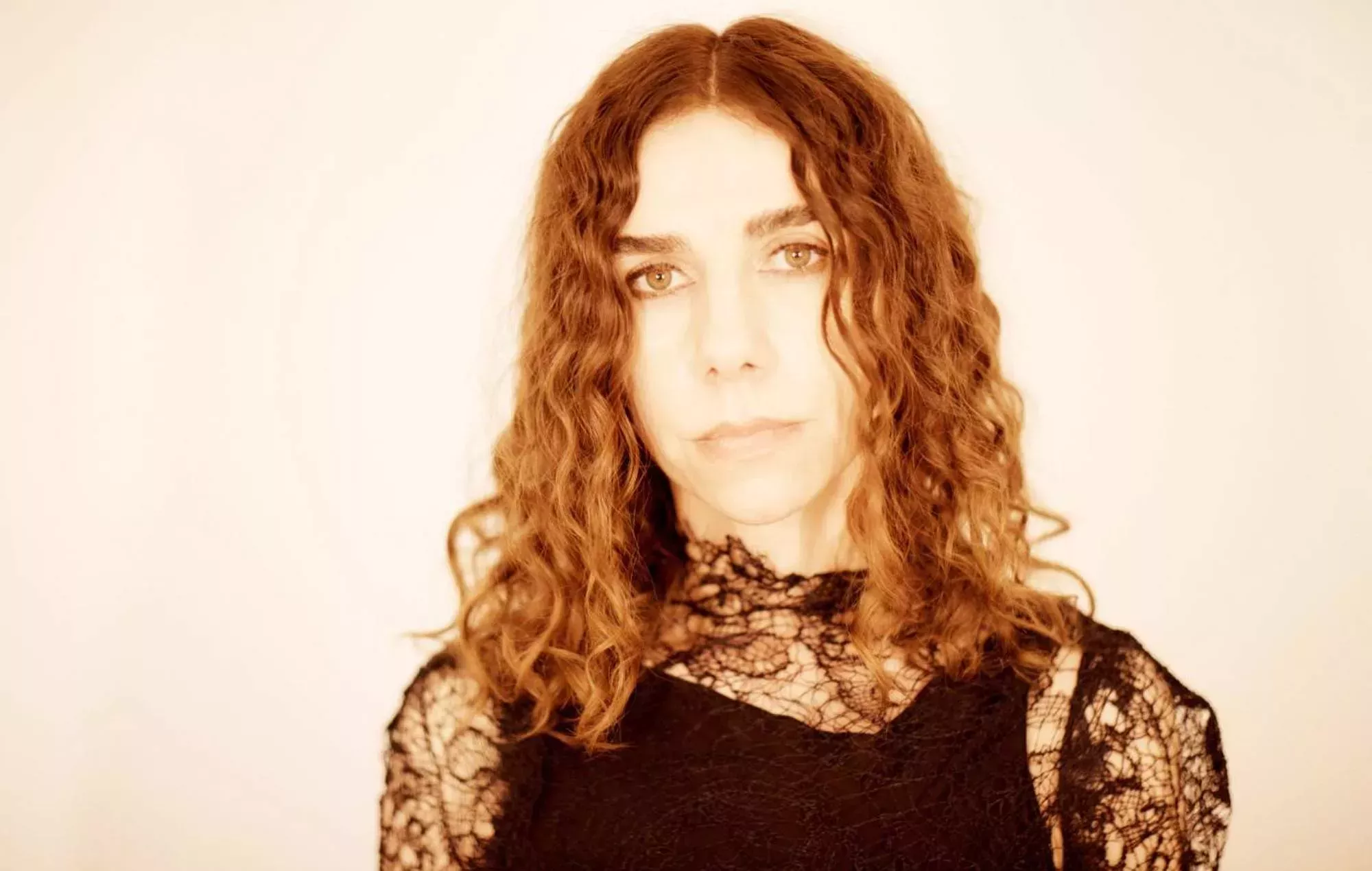 PJ Harvey comparte el single 'I Inside the Old I Dying' y anuncia gira por el Reino Unido y Europa