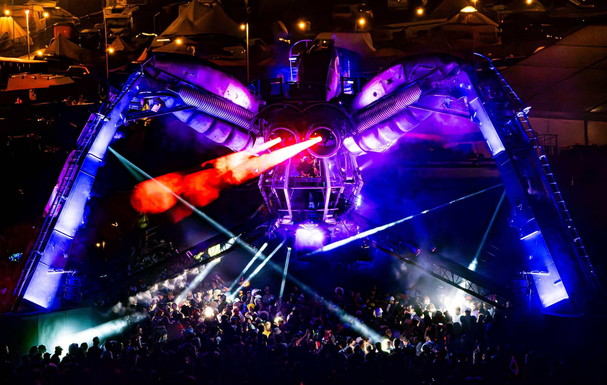 The Chemical Brothers iluminan Glastonbury con un feroz DJ set de Arcadia