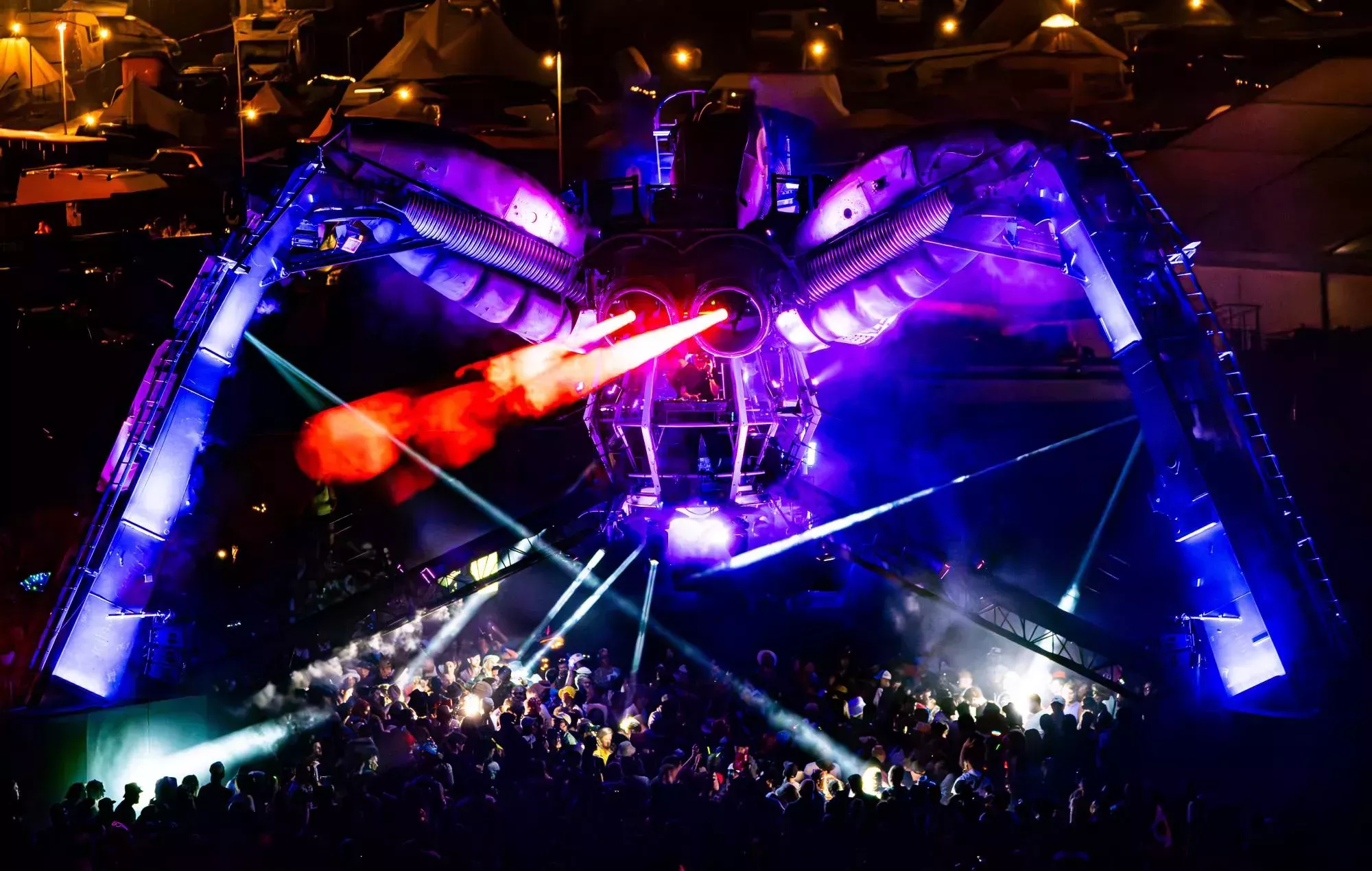 The Chemical Brothers iluminan Glastonbury con un feroz DJ set de Arcadia