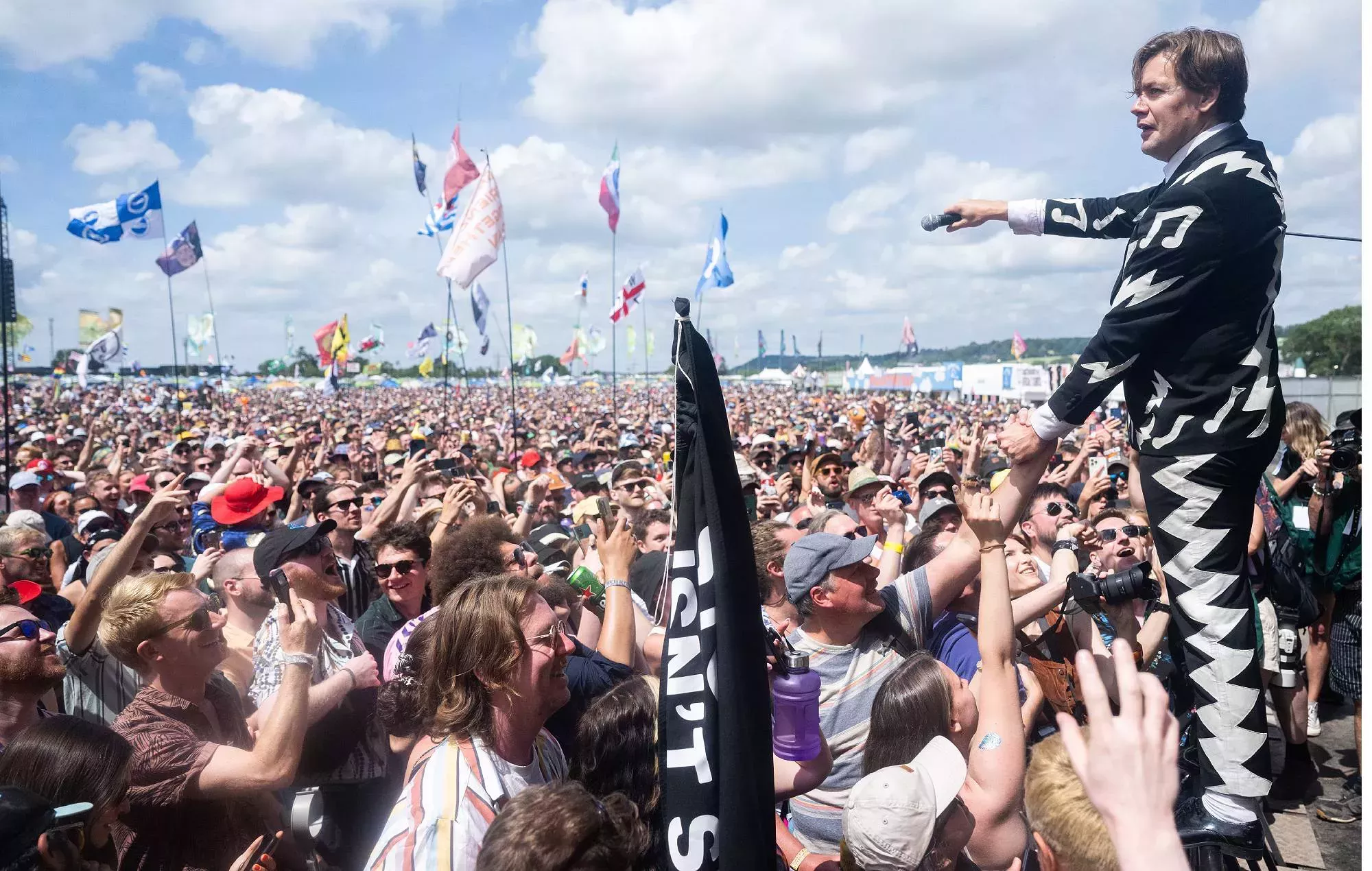 The Hives atrae a la primera multitud de Glastonbury 2023 con bromas y bravuconadas