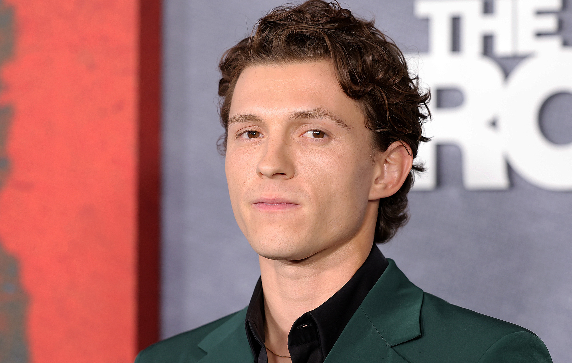 Tom Holland dice que las críticas negativas a su nueva serie de televisión fueron "una patada en los dientes"