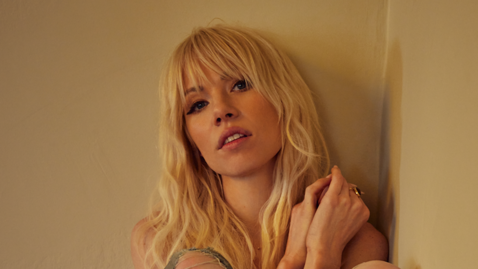 

	
		Carly Rae Jepsen habla del álbum "experimental" "The Loveliest Time": Es un "lugar para volverse salvaje y raro
	
	