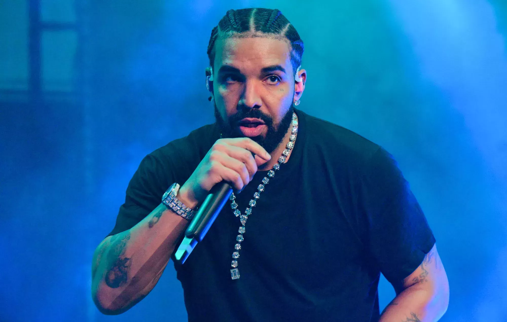 Drake ha comprado el anillo de Tupac en una subasta por un millón de dólares