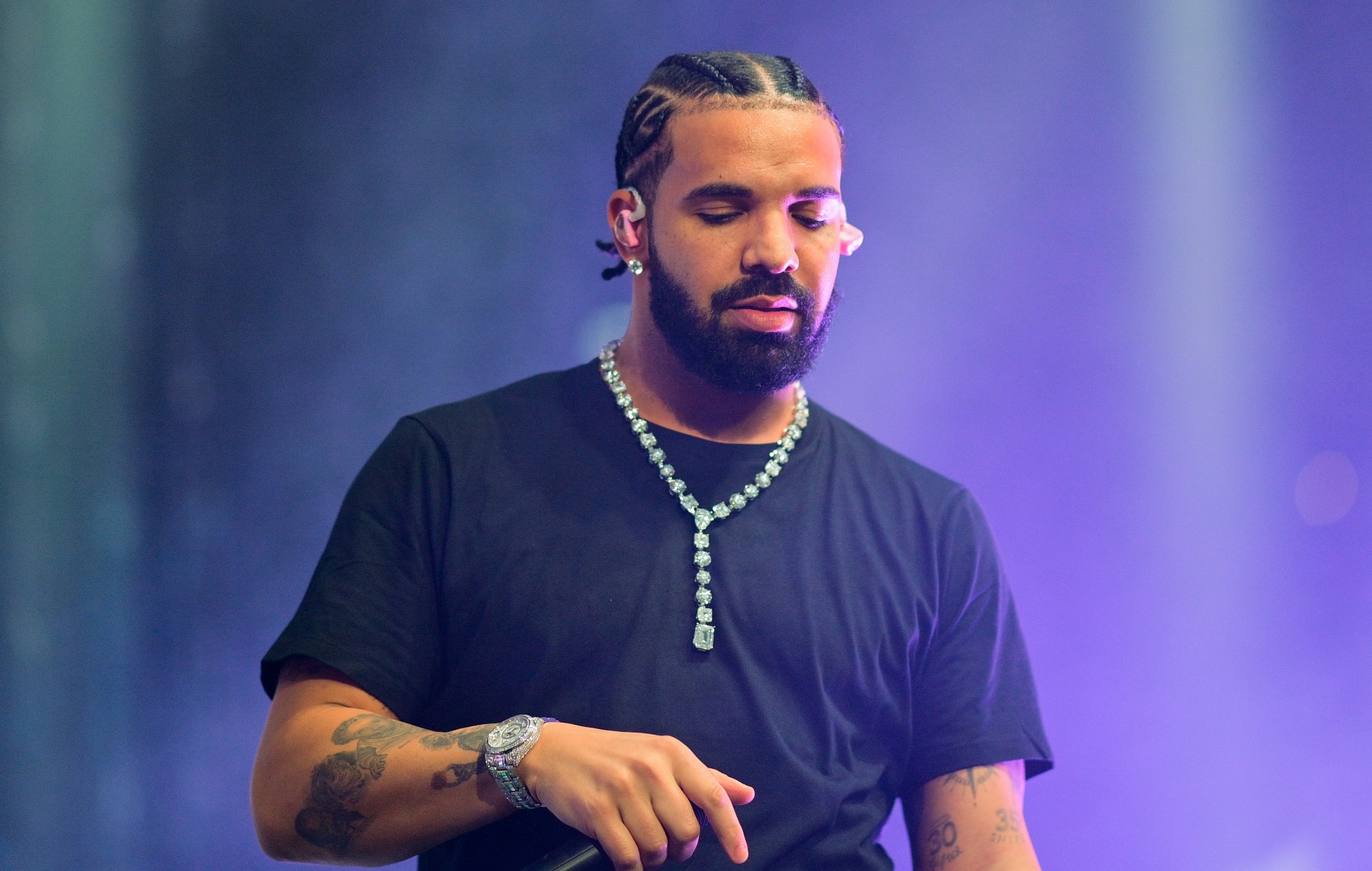 Drake inicia la gira "It's All A Blur" con un holograma gigante de esperma