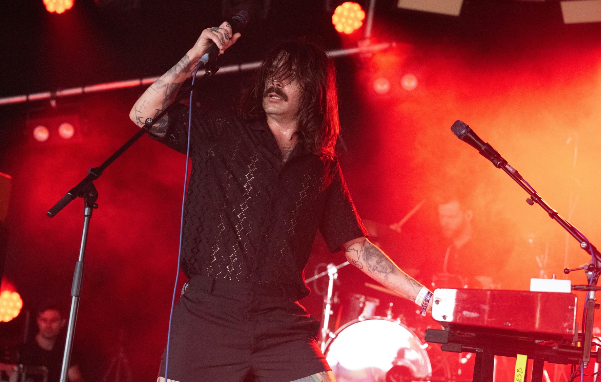 El proyecto paralelo de Simon Neil de Biffy Clyro, Empire State Bastard, comparte su nueva canción "The Looming".