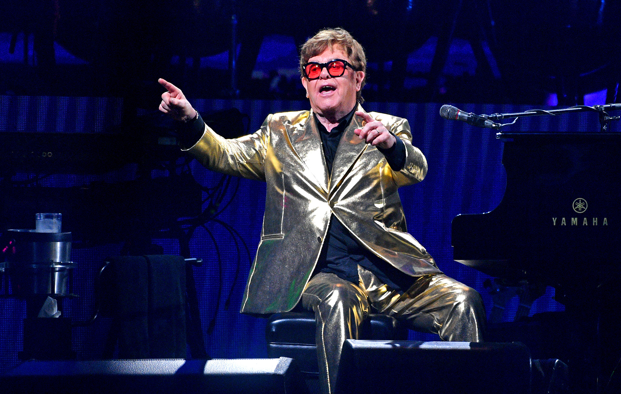 Elton John interpreta un emotivo "Goodbye Yellow Brick Road" en la última noche de su gira de despedida