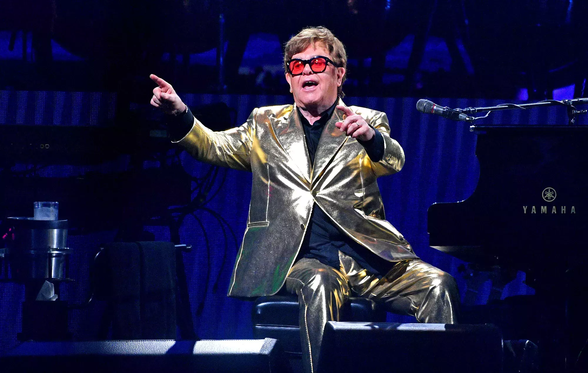 Elton John interpreta un emotivo 
