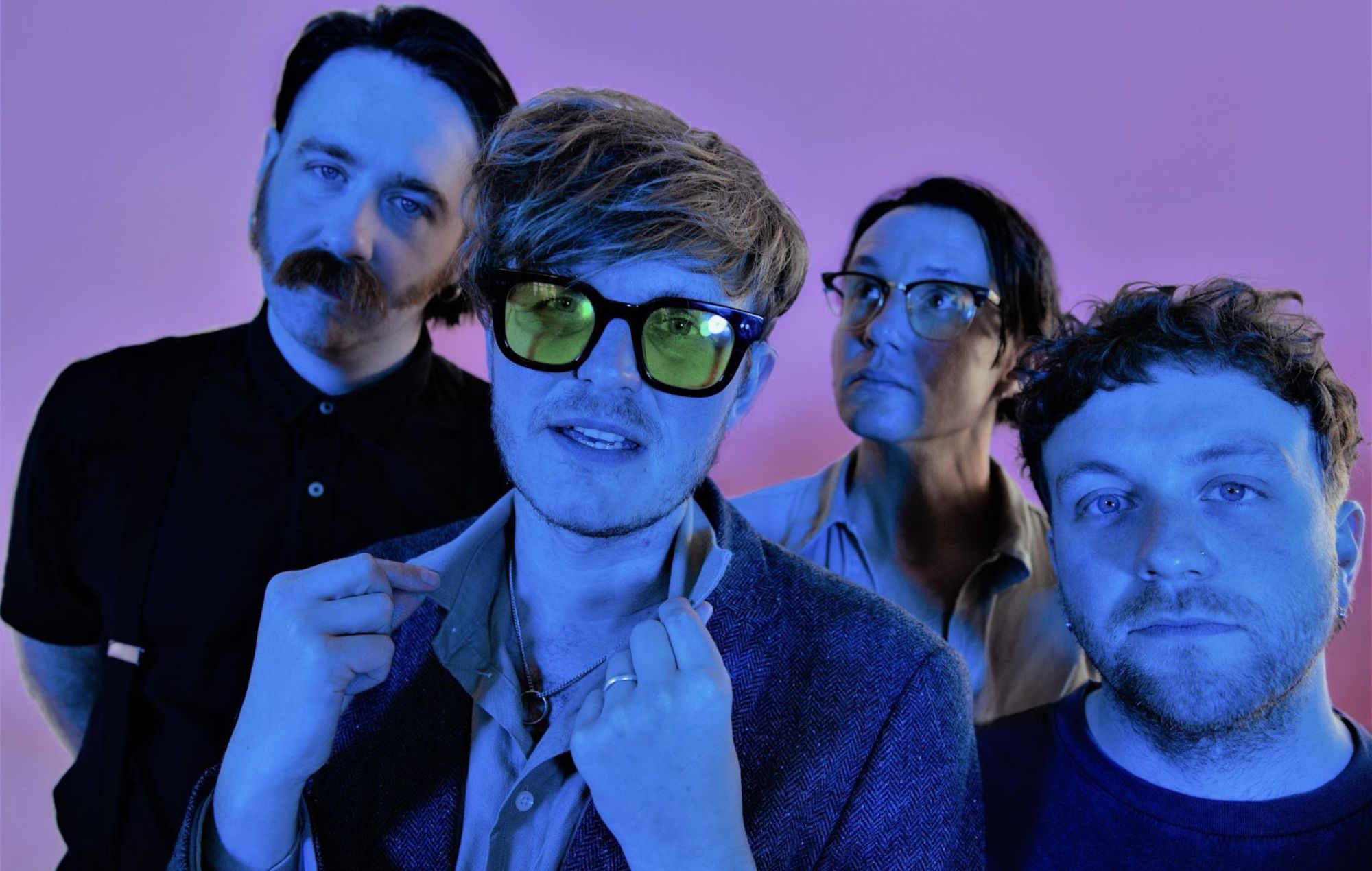 Escucha el nuevo single autorreferencial de Yard Act, "The Trench Coat Museum".