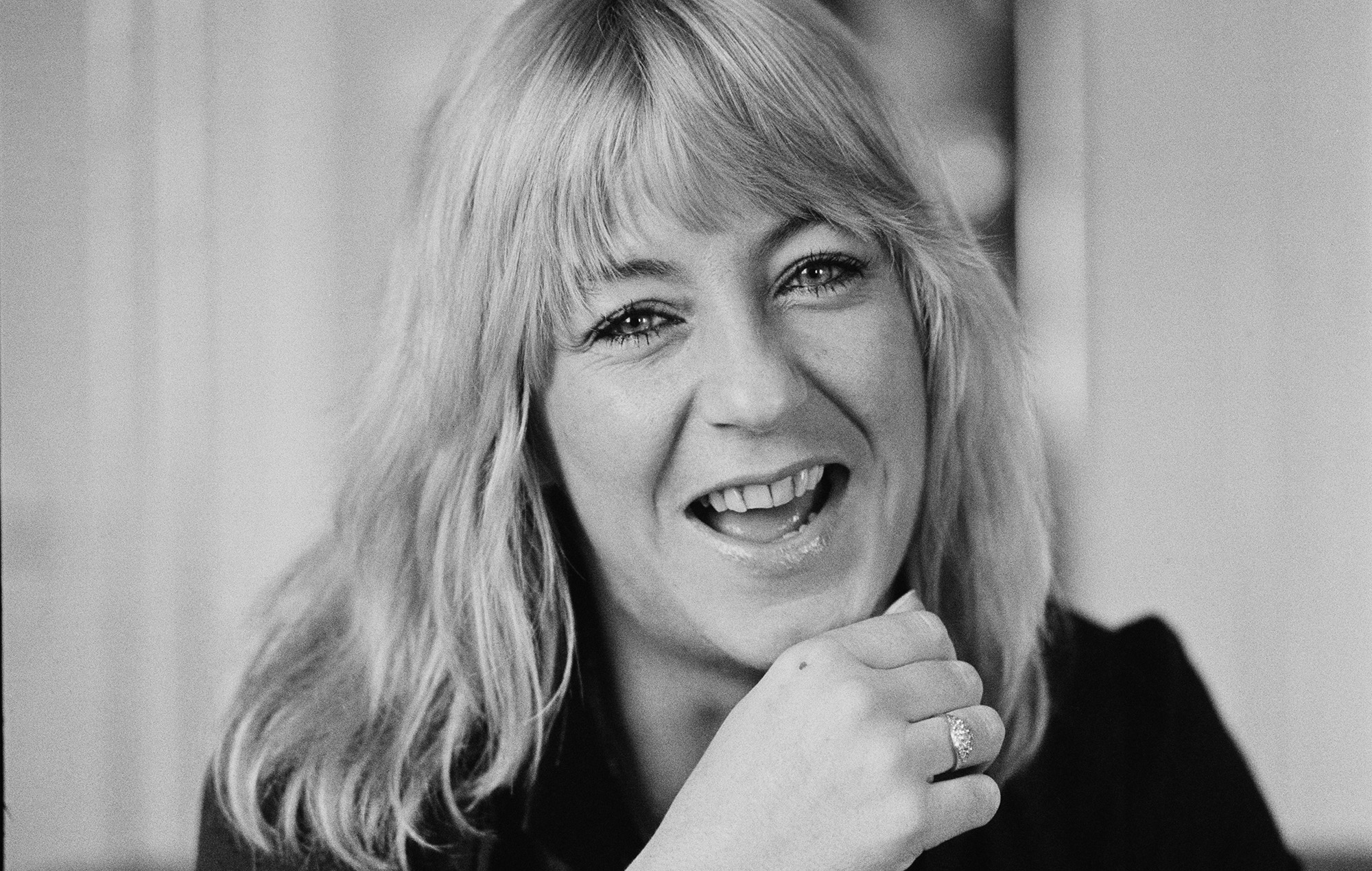 Escucha la canción inédita de Christine McVie 'Little Darlin', compartida en el 80 cumpleaños de la fallecida cantante.