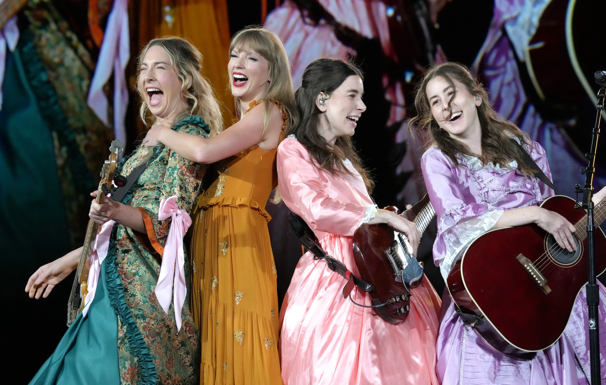 Haim se visten de hermanastras de Taylor Swift para interpretar 'No Body, No Crime' en California