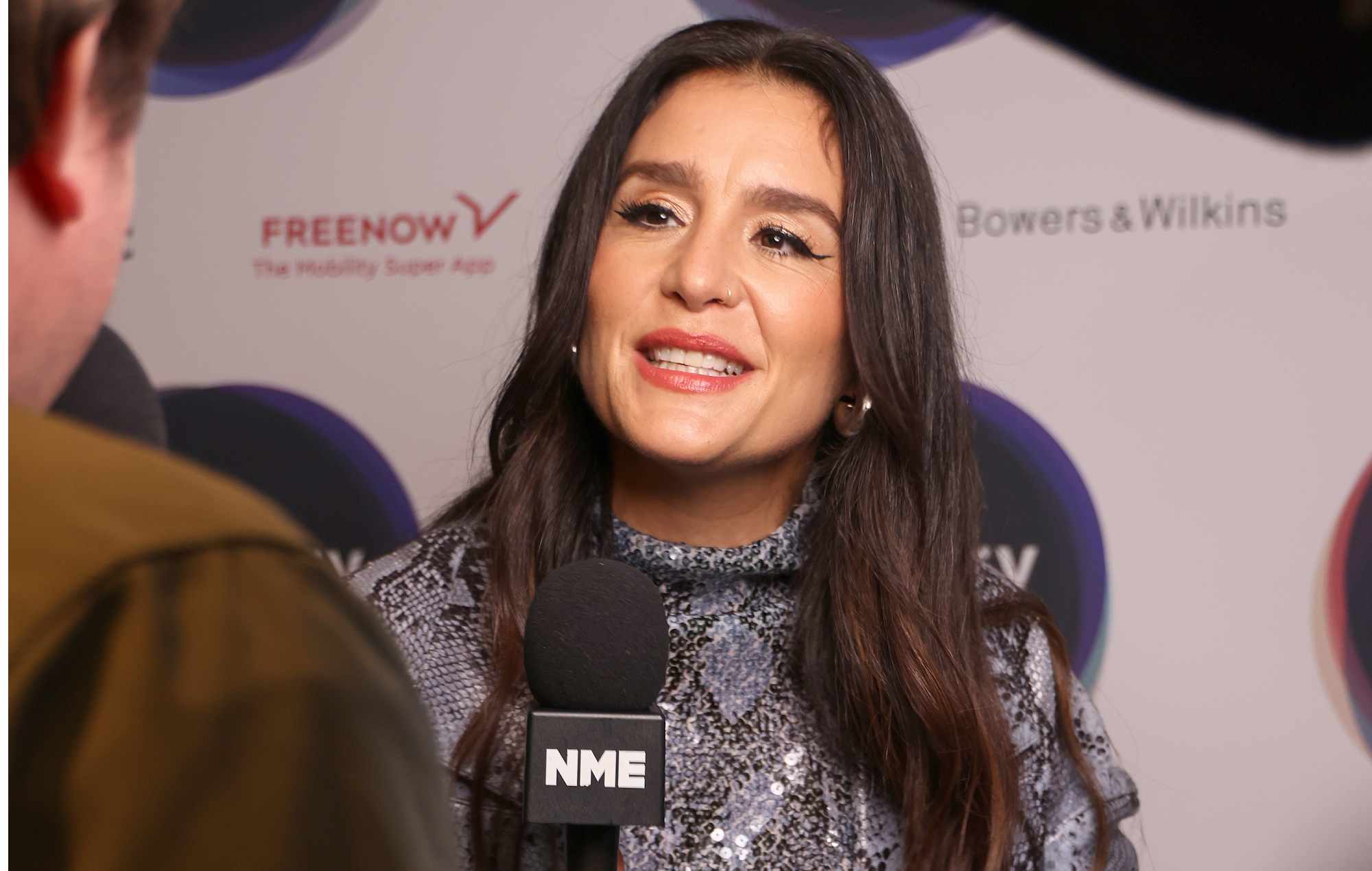 Jessie Ware habla de trabajar con Kylie Minogue (y, con suerte, con Cher) y de los invitados de sus podcasts de ensueño