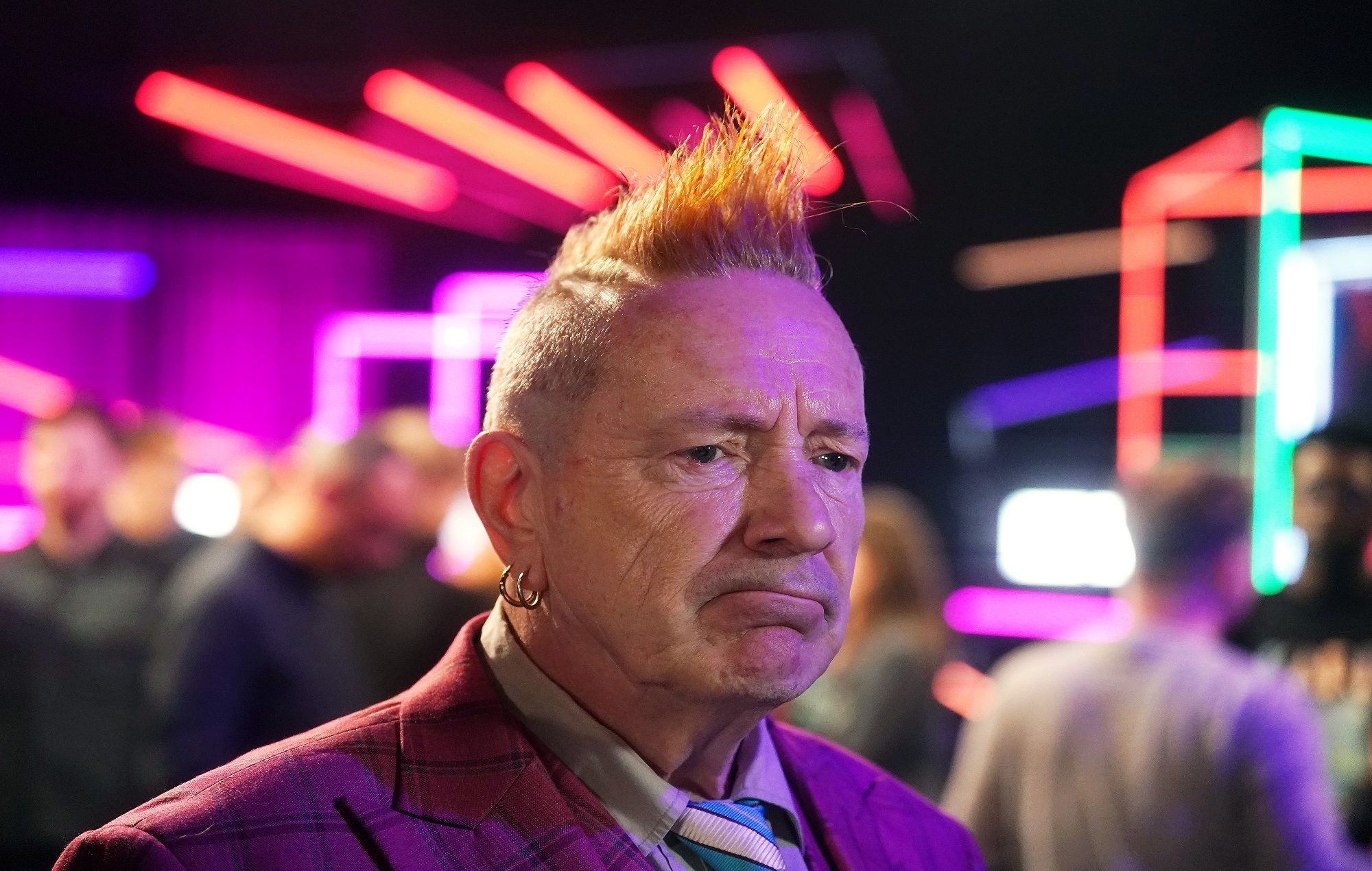 John Lydon dice que la IA "acabará tomando decisiones por ti, y eso es muy peligroso"