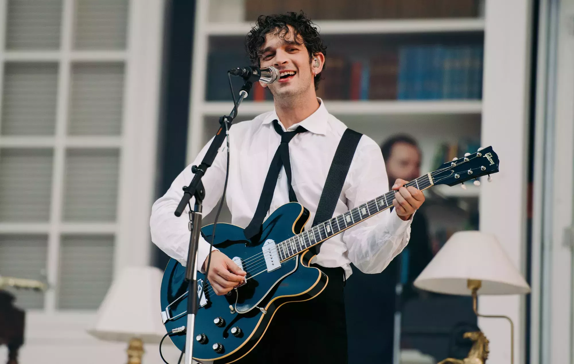 Matty Healy de The 1975 aborda las polémicas del pasado e invita a su padre Tim al escenario en el concierto de Finsbury Park