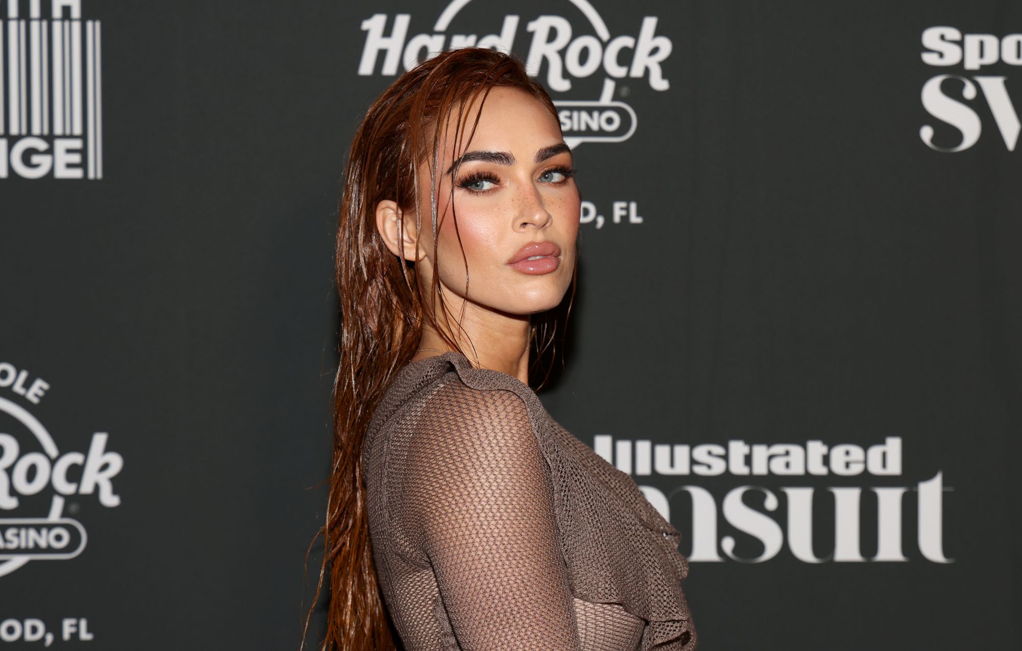 Megan Fox responde a las críticas de "bicho raro" tras compartir el llamamiento de una amiga a GoFundMe