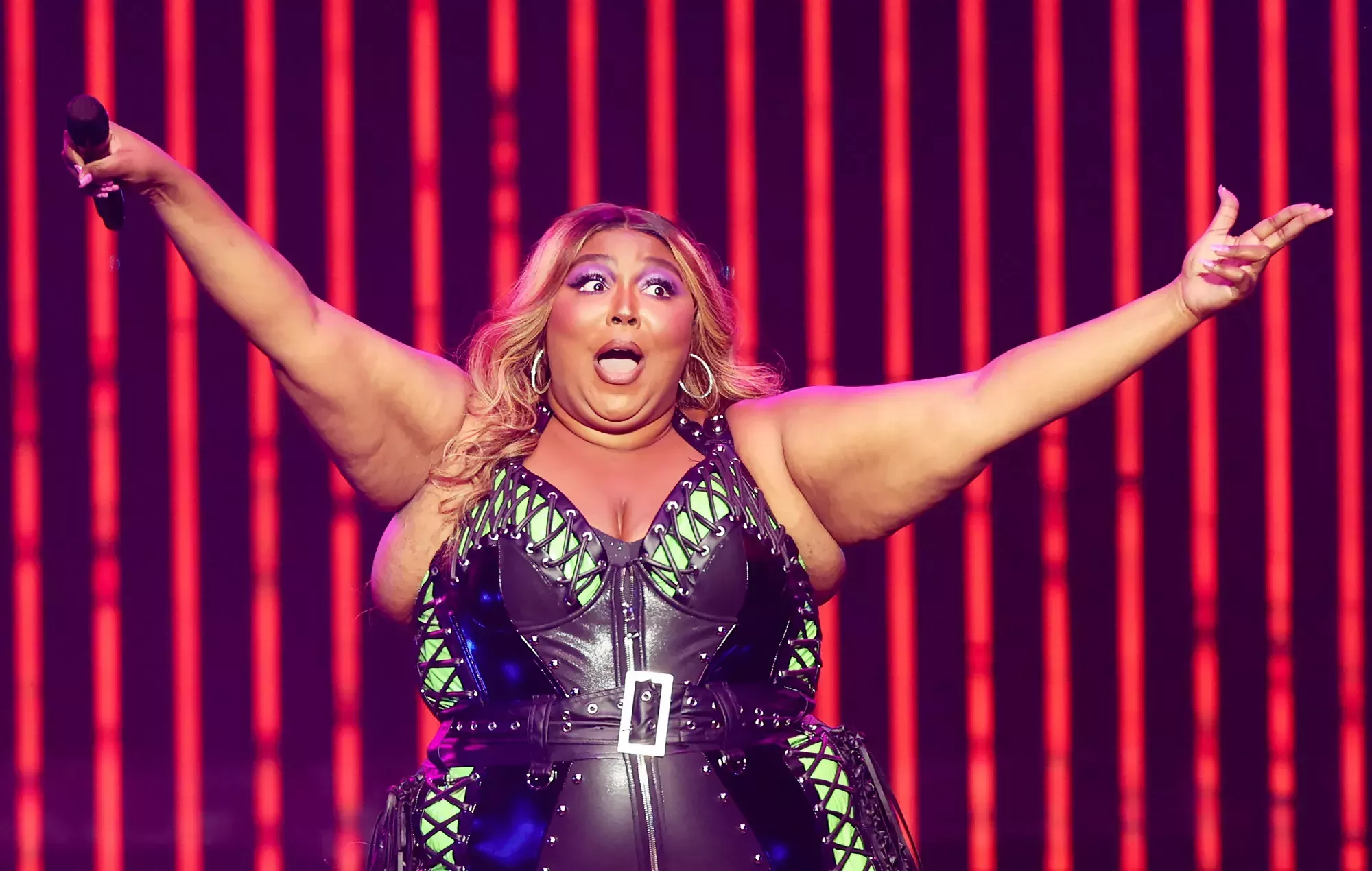 Mira a Lizzo tocar el tema de 'El Señor de los Anillos' en Hobbiton vestida de Legolas