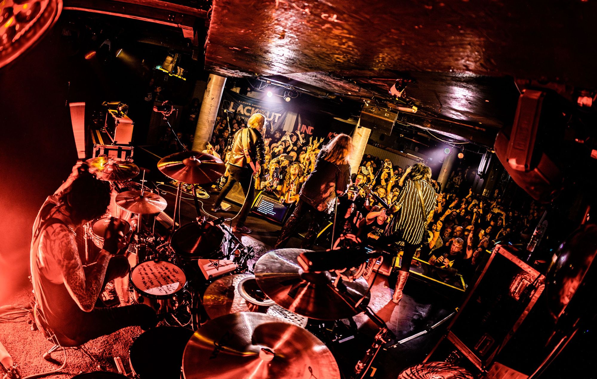 Mötley Crüe ofrece un concierto íntimo sorpresa antes de su actuación en el estadio londinense de Wembley