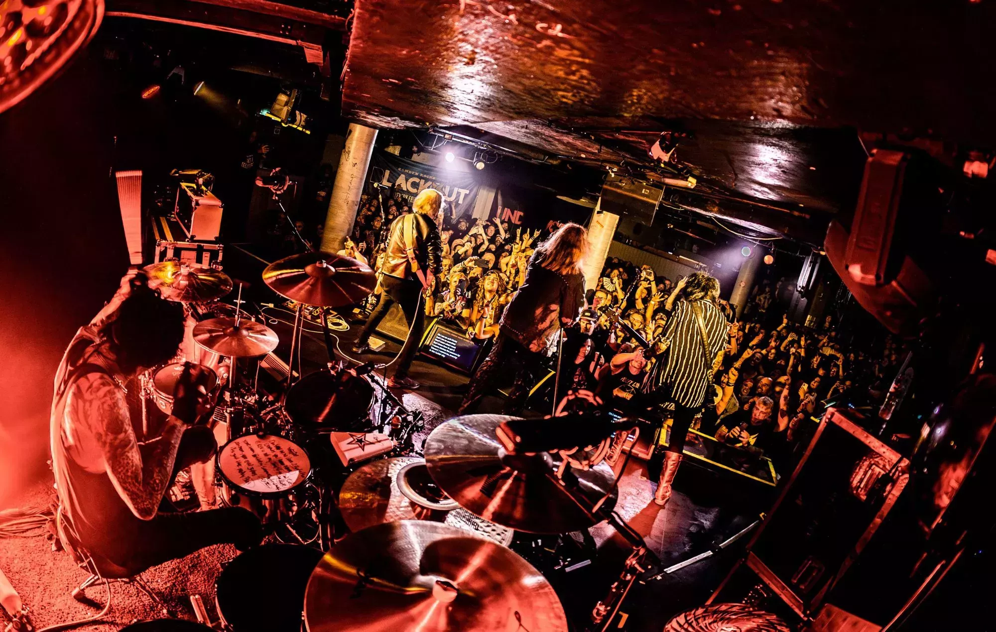 Mötley Crüe ofrece un concierto íntimo sorpresa antes de su actuación en el estadio londinense de Wembley