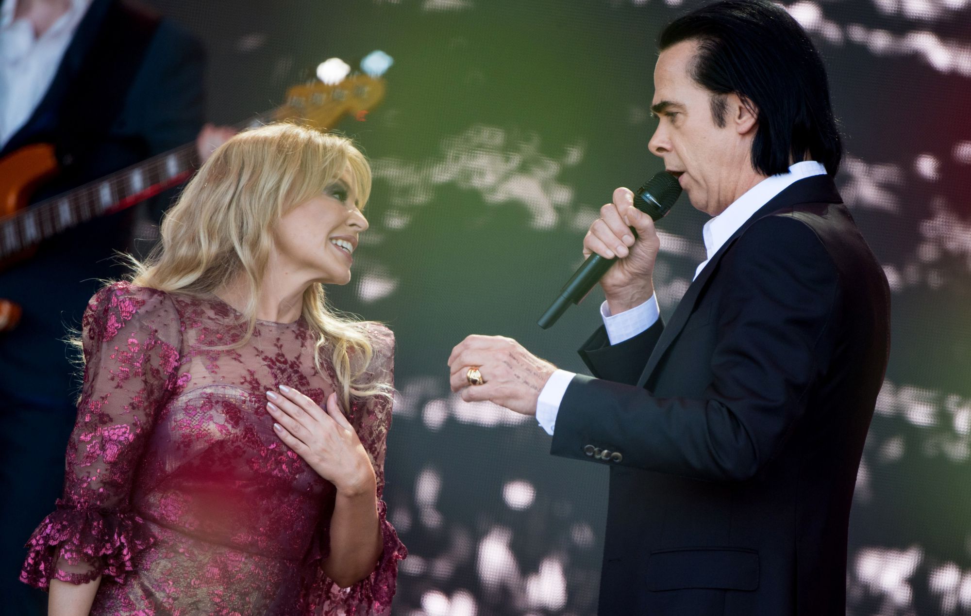 Nick Cave recuerda estar "colocado" mientras actuaba con Kylie Minogue en 'Top Of The Pops'