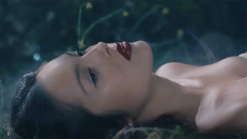 

	
		Olivia Rodrigo se ensangrienta cuando regaña a un 'Fame F-er' en el vídeo de su nuevo single 'Vampire'
	
	